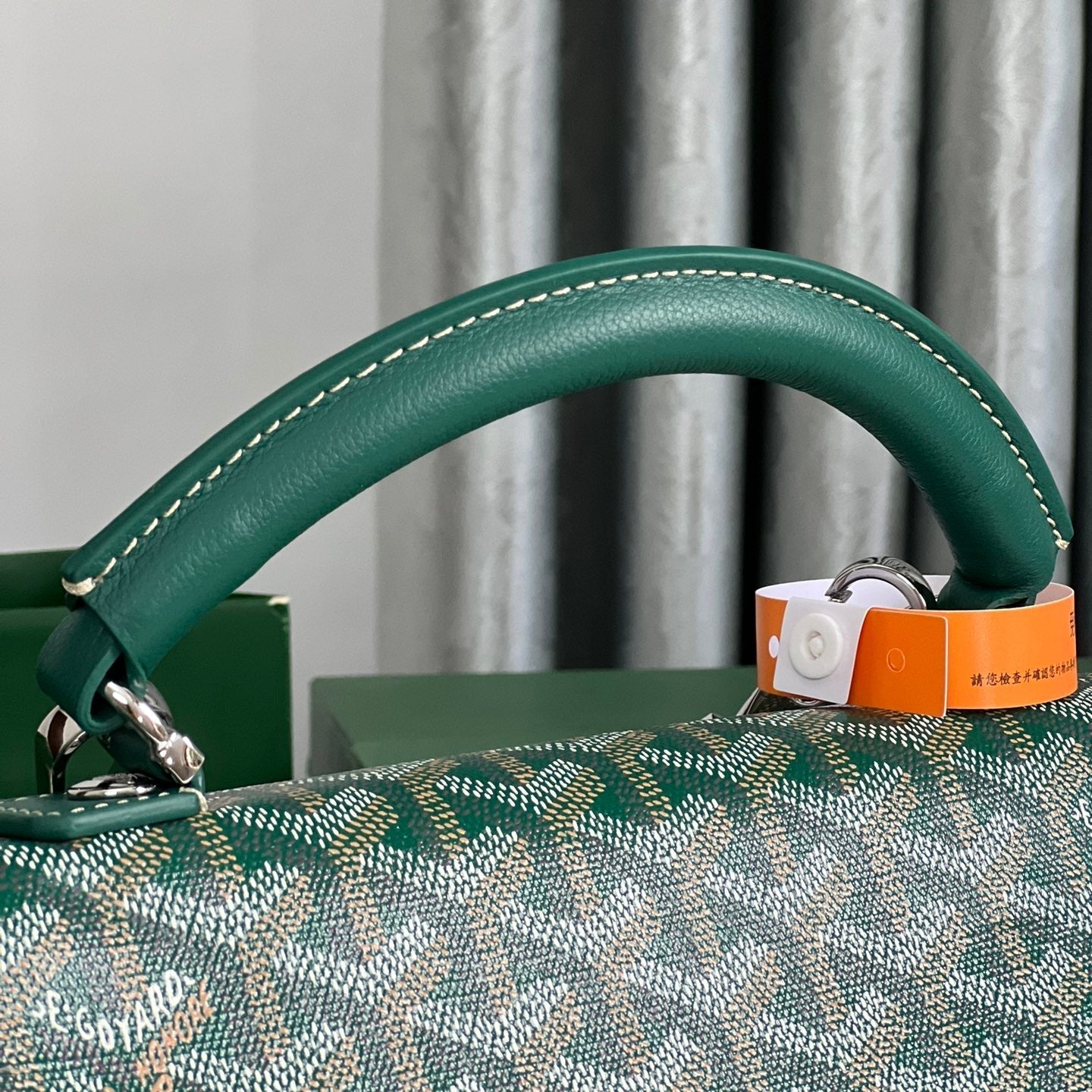 SAC À DOS SAINT LÉGER 35 EN TOILE GOYARDINE VERTE ET CUIR DE VEAU AVEC PATCH CARTOON