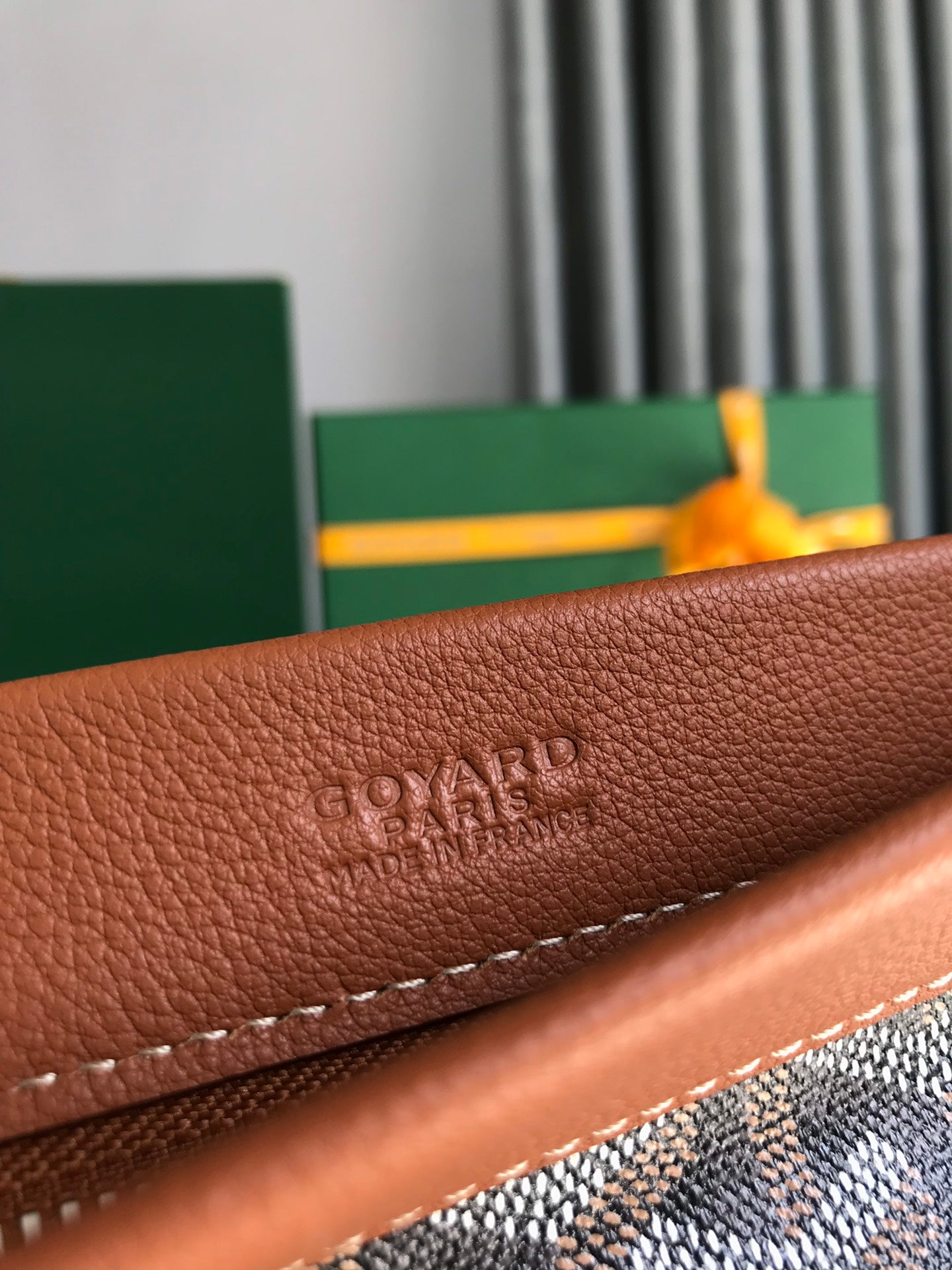 POCHETTE CONTI 24 EN CUIR D'AGNEAU BRUN ET TOILE GOYARDINE NOIRE