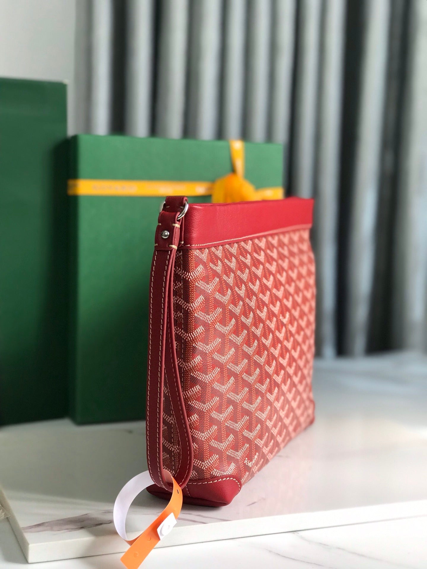 CONTI POUCH 24 EN CUIR D'AGNEAU ROUGE CLASSIQUE ET TOILE GOYARDINE