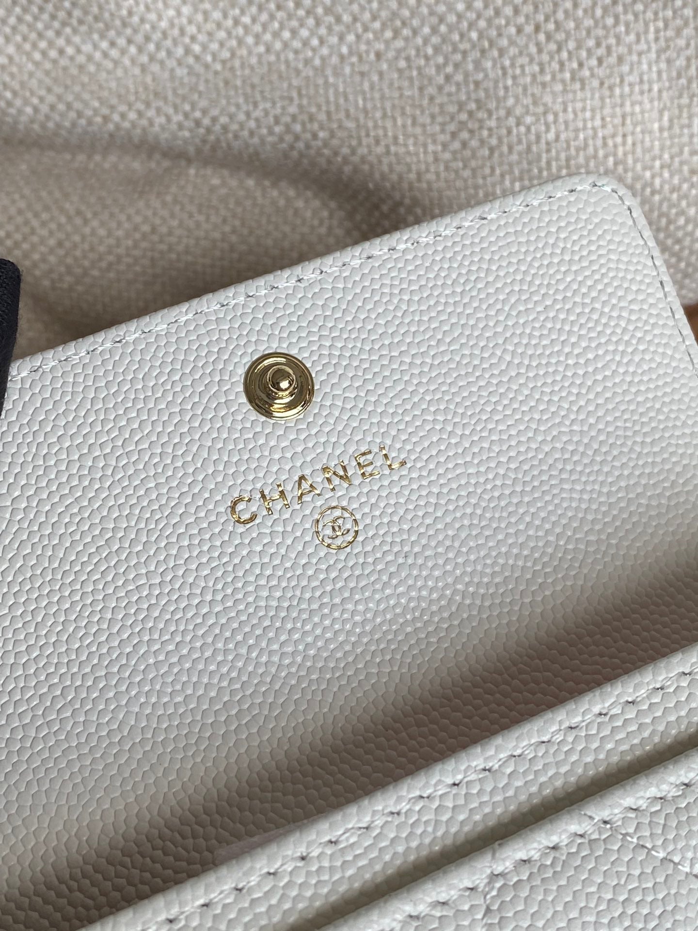 petit portefeuille CC 11 cm caviar blanc matériel doré clair
