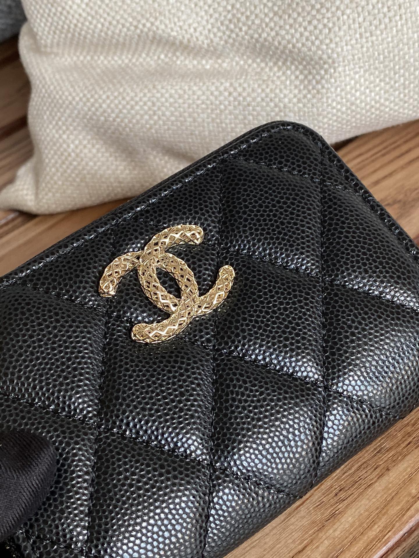 Portefeuille zippé CC 11 cm noir caviar matériel doré