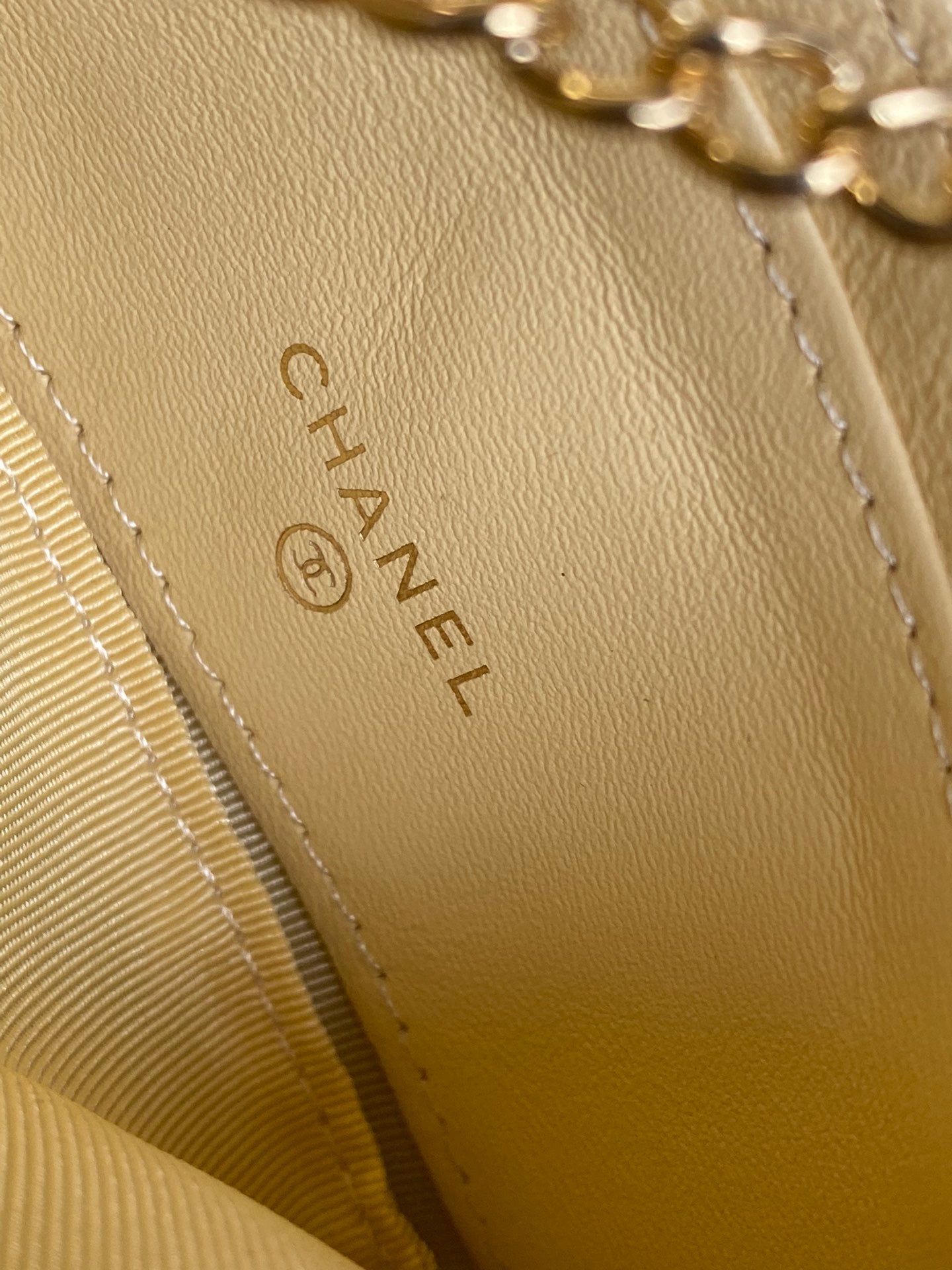 Portefeuille zippé CC 14 cm en cuir caviar jaune et métal doré