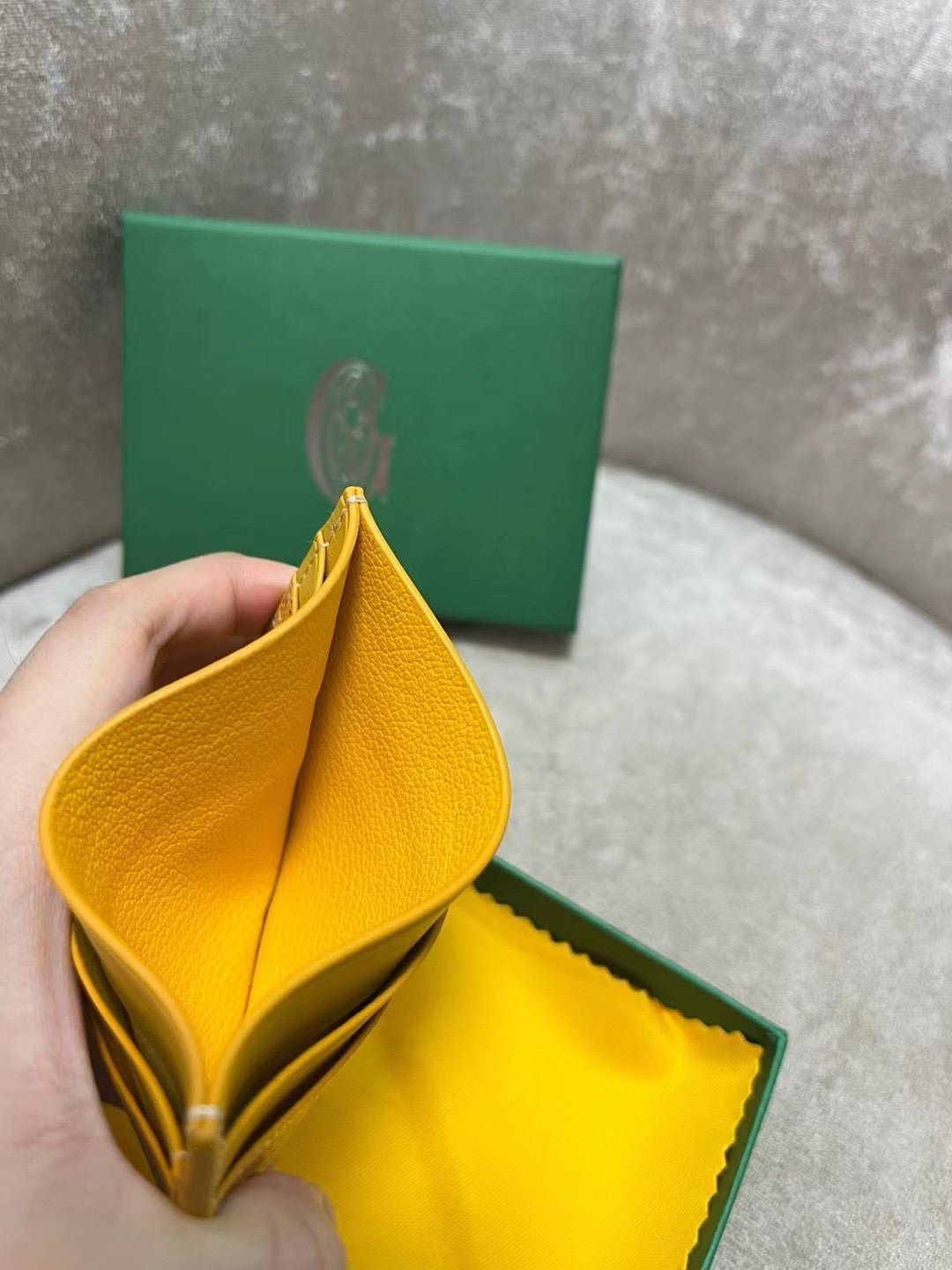 PORTE-CARTES SAINT-SULPICE 10 EN TOILE GOYARDINE JAUNE ET CUIR DE VEAU