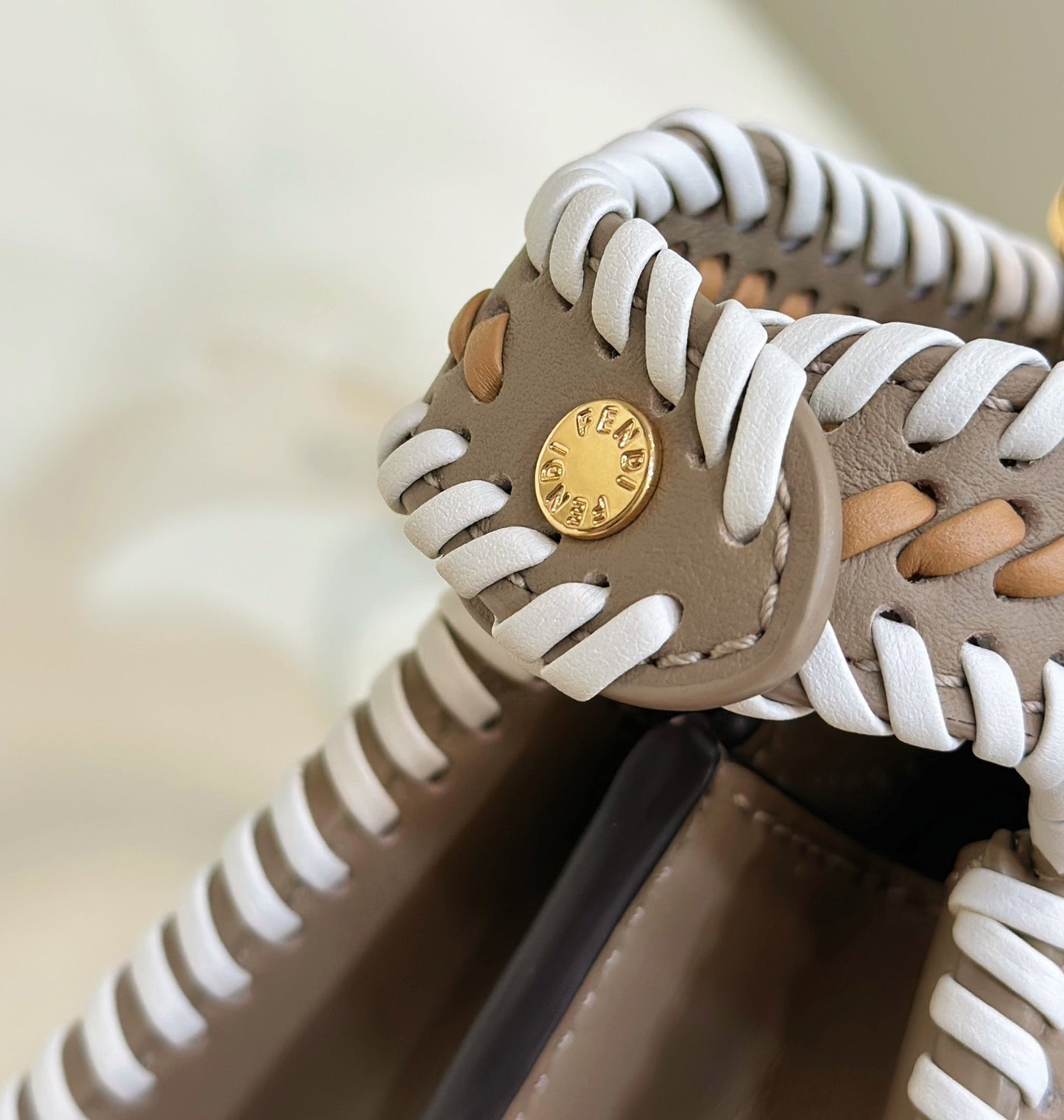 PEEKABOO ISEEU 27 EN CUIR DE VEAU ENTRELACÉ MARRON MOYEN, QUINCAILLERIE DORÉ