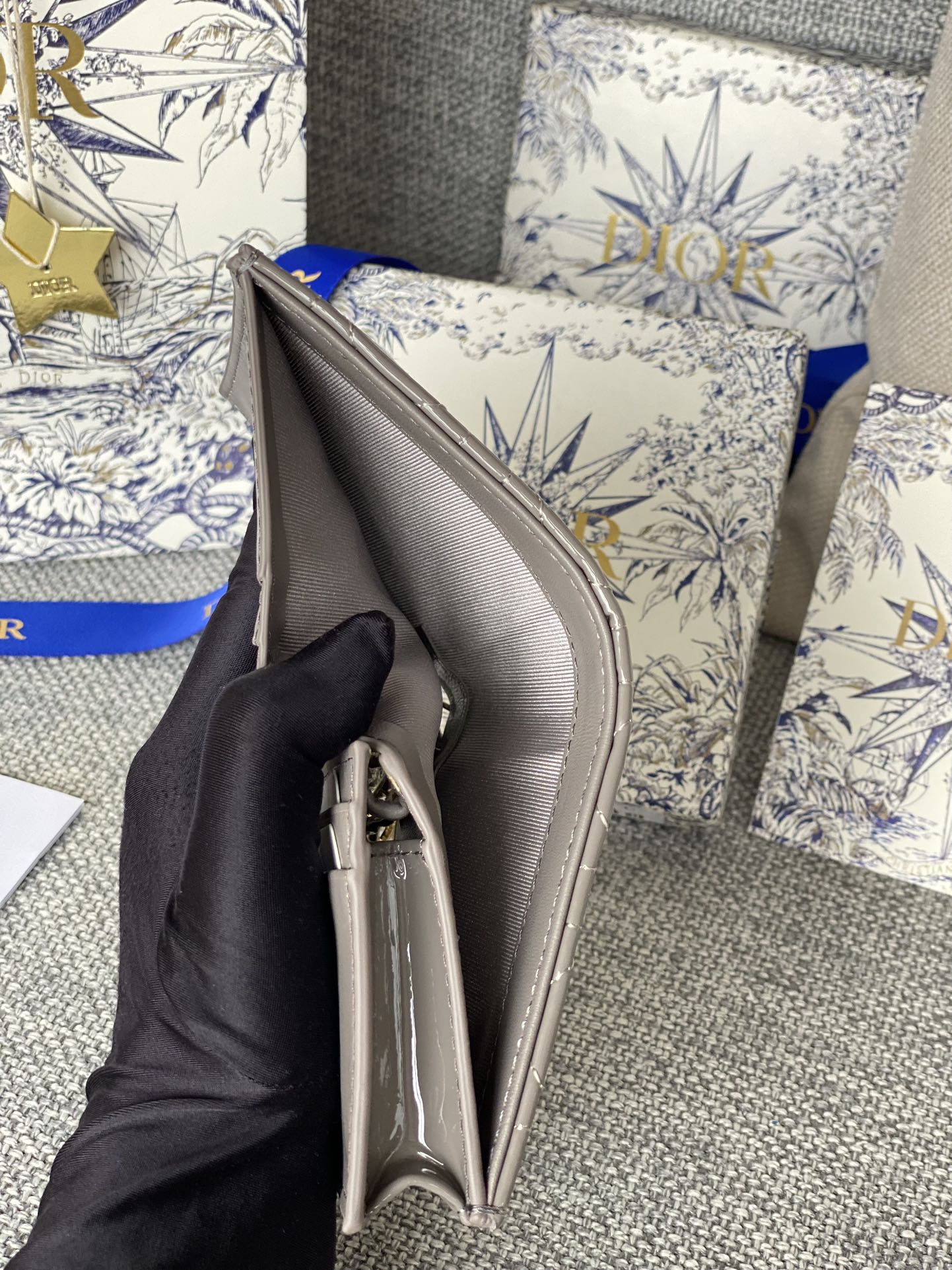 Portefeuille compact CD Caro 11 cm en cuir de veau gris brillant