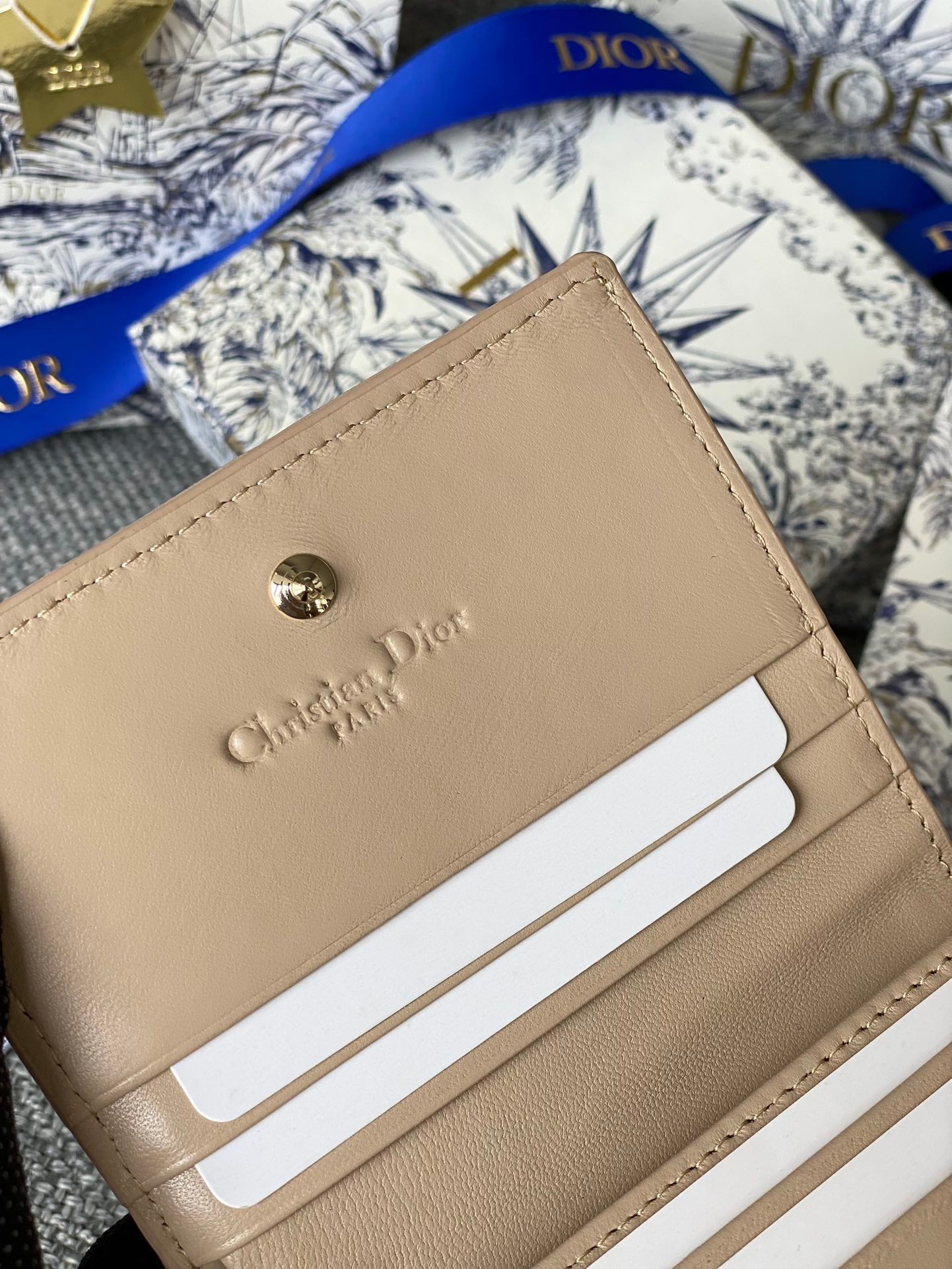 Portefeuille compact CD Caro 11 cm en cuir de veau beige