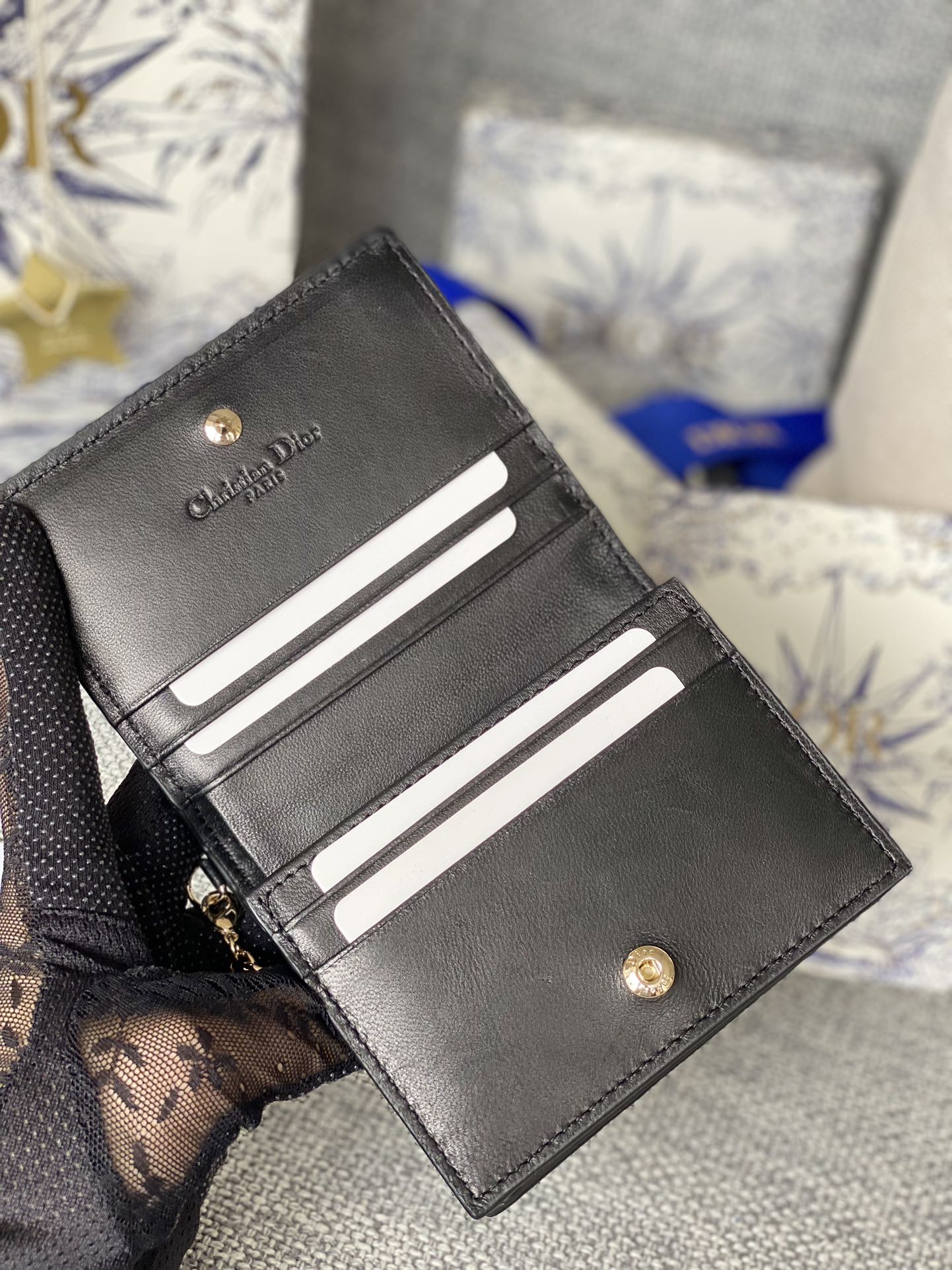 Portefeuille compact CD Caro 11 cm en cuir de veau noir