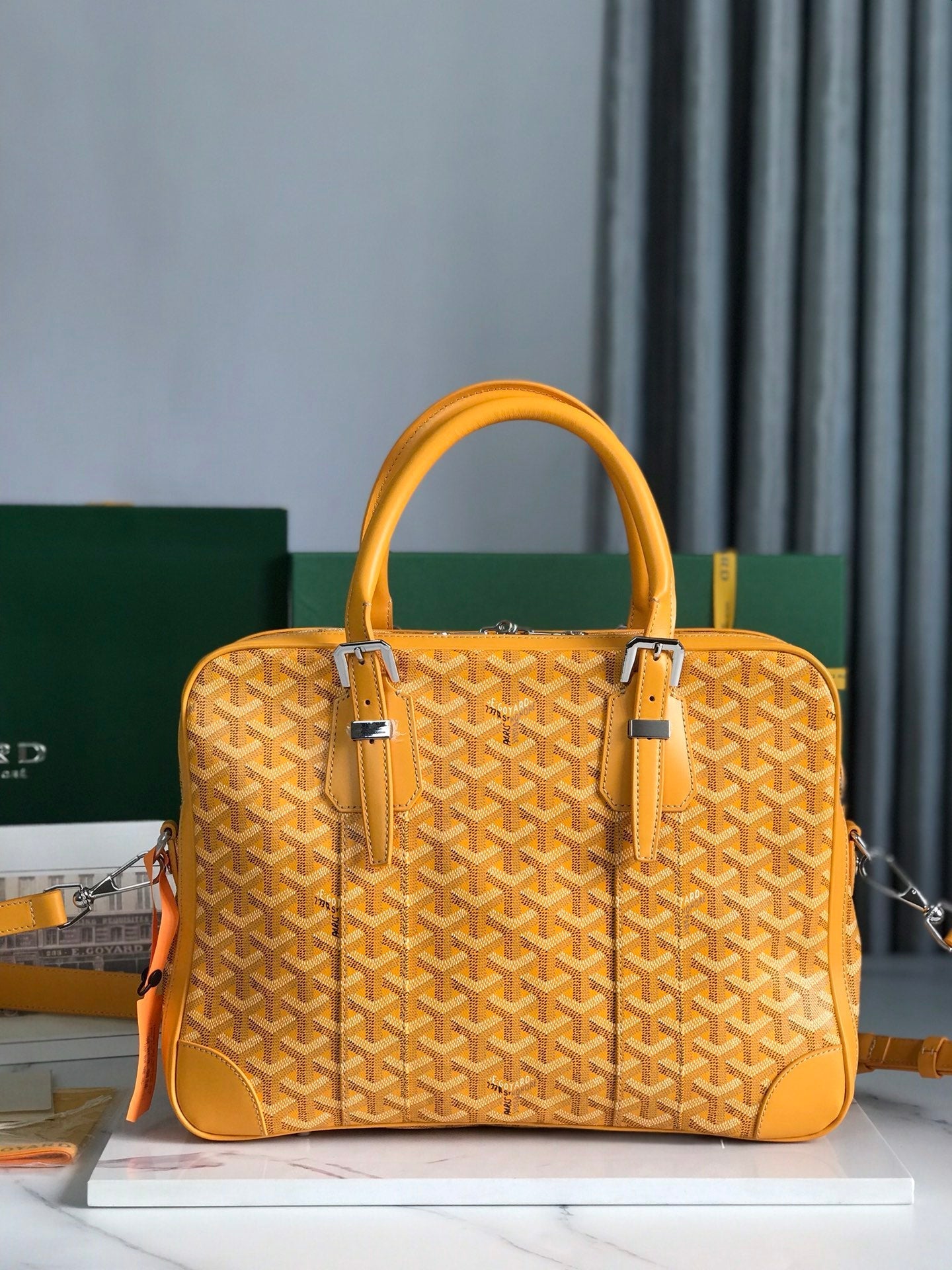 PORTE-DOCUMENTS AMBASSADE 35 EN TOILE GOYARDINE JAUNE