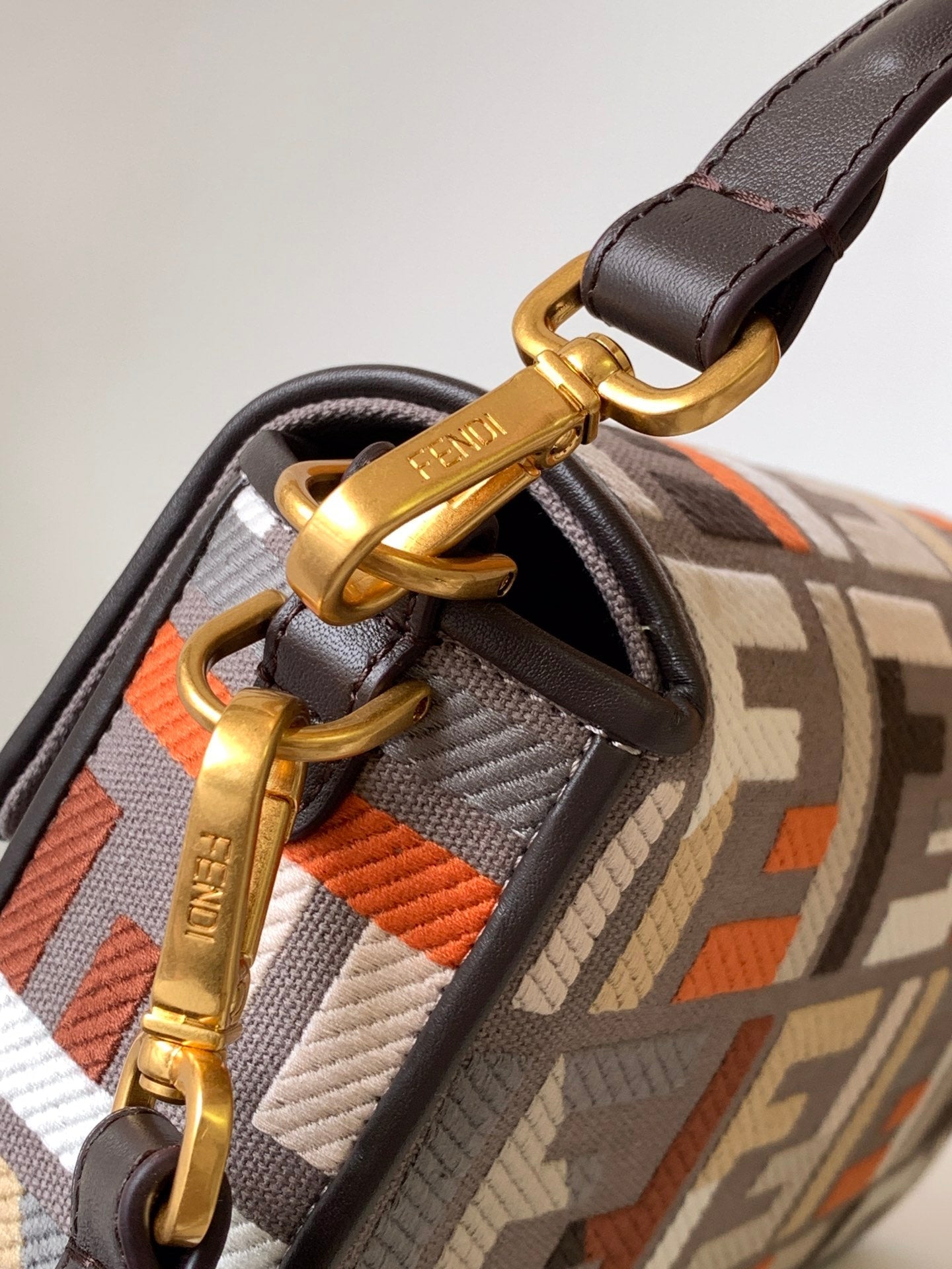 Sac Fend Baguette en toile marron et multicolore 27 avec broderie FF GHW
