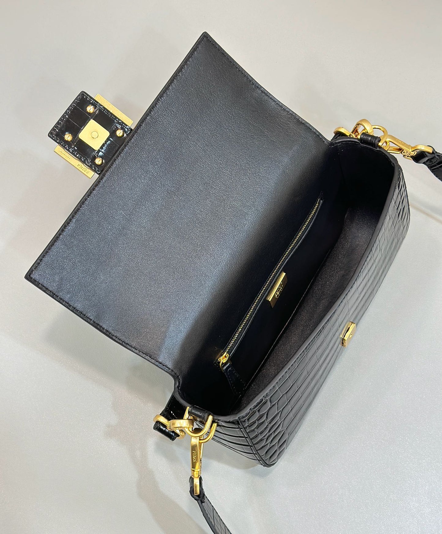 BAGUETTE 27 IN BLACK CROCODILE PATTERN GLOSSY CALFSKIN GOLD HARDWARE