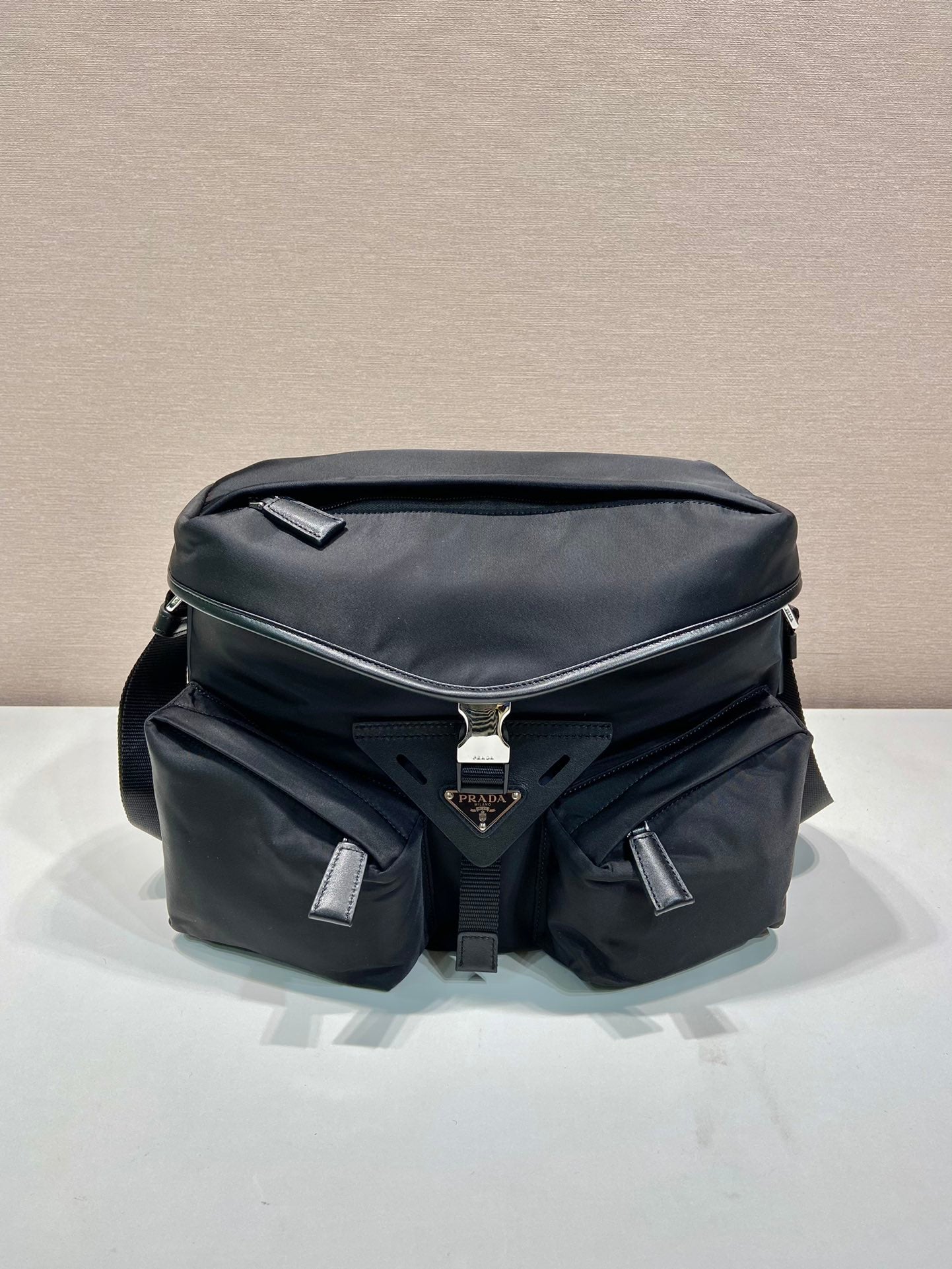 SAC BANDOULIÈRE 29 EN RENYLON NOIR ET GARNITURES EN CUIR DE VEAU