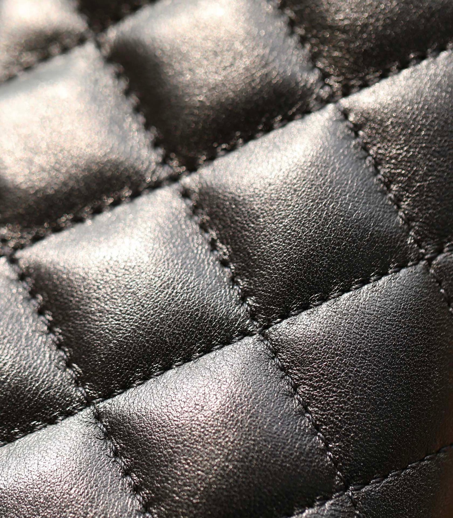Mini sac à rabat CC 24p 17 cm en cuir d'agneau noir avec chaîne en perles
