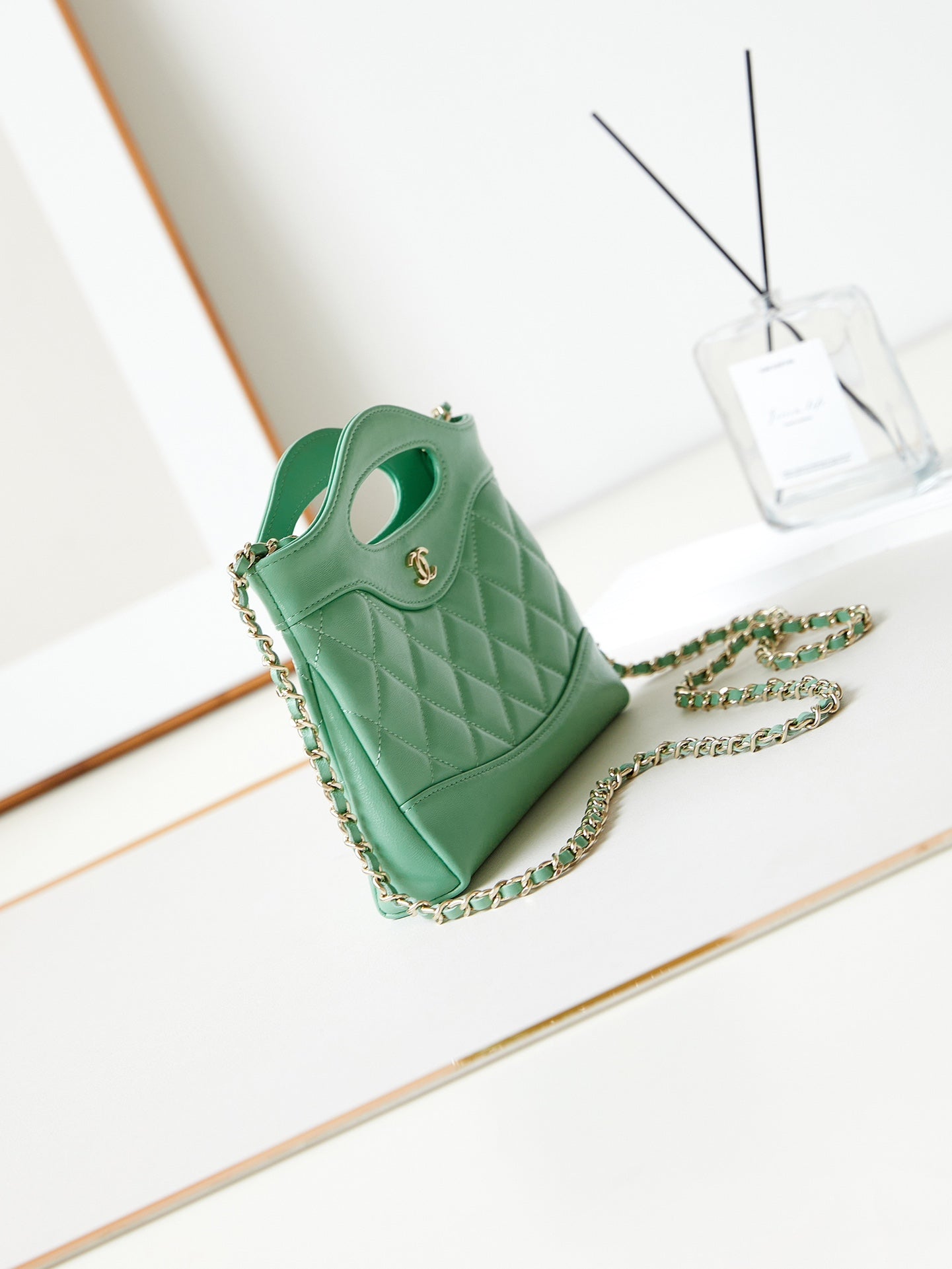 Sac shopping nano cc 24s31 17,5 cm en cuir d'agneau vert clair avec finitions dorées