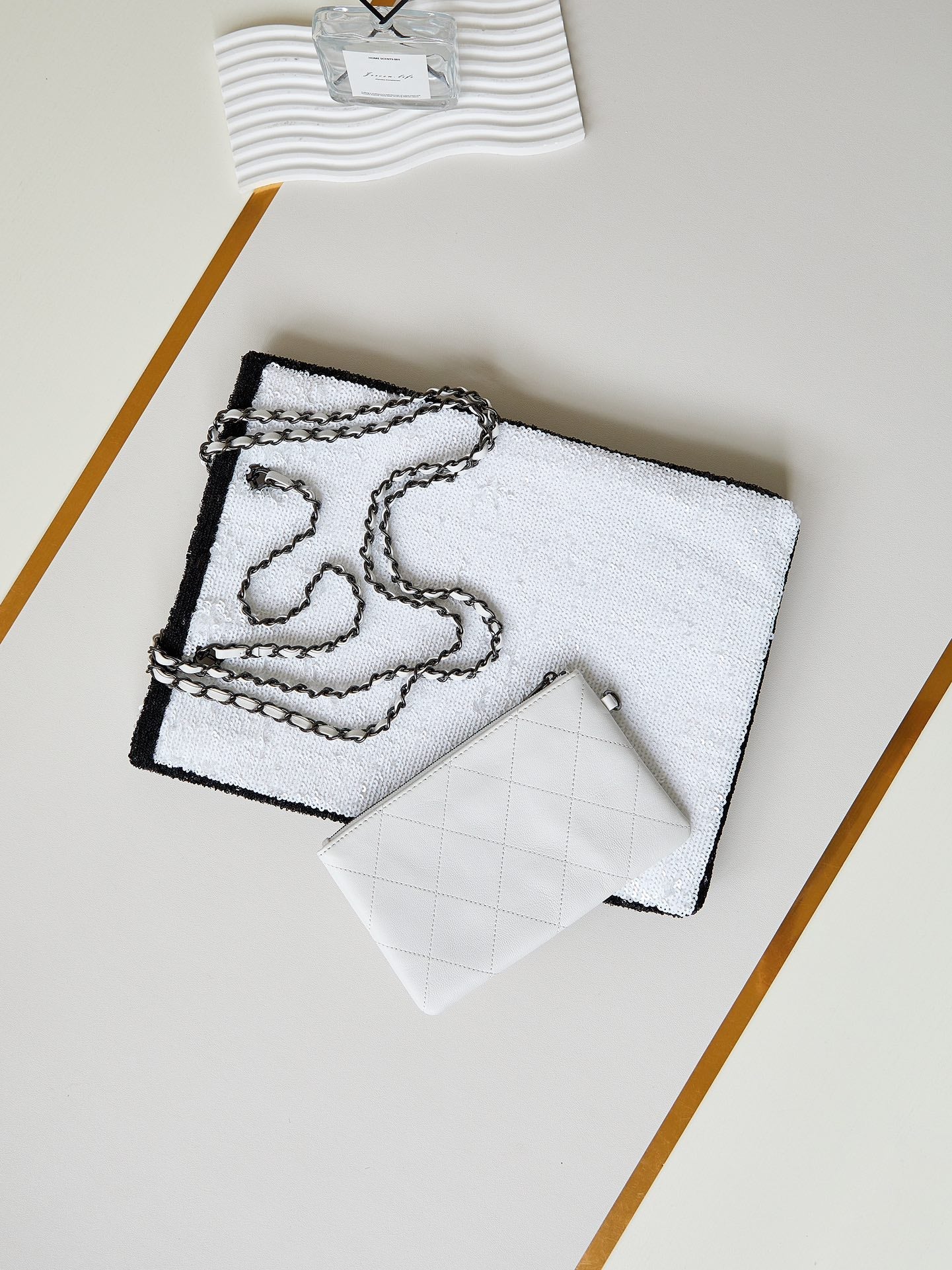 sac shopping cc 24s31 blanc paillettes noires matériel noir