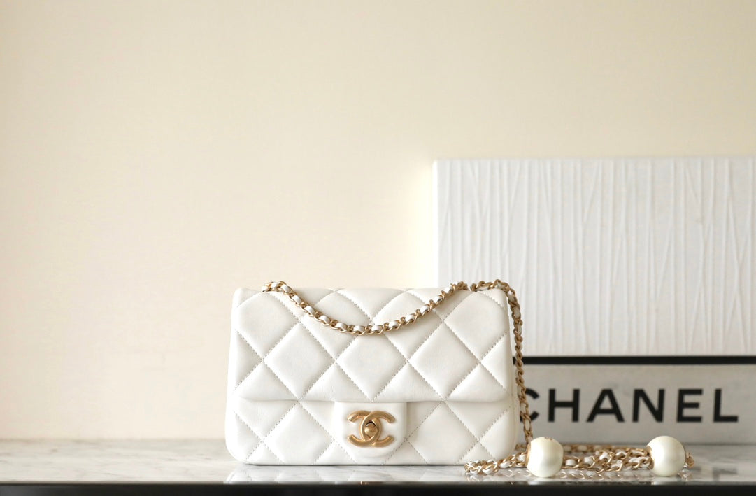 Mini sac à rabat CC 24S 20 cm en cuir d'agneau blanc avec boule de perles