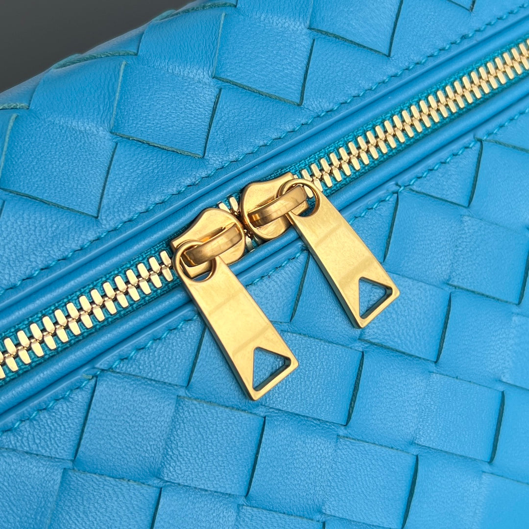 TROUSSE DE VANITY BANG BANG 22 EN CUIR DE VEAU BLEU CÉRULÉEN