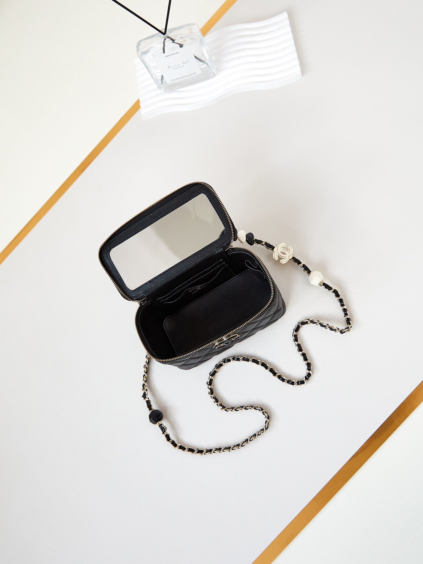 Coiffeuse 23p 17cm en cuir d'agneau noir quincaillerie or clair
