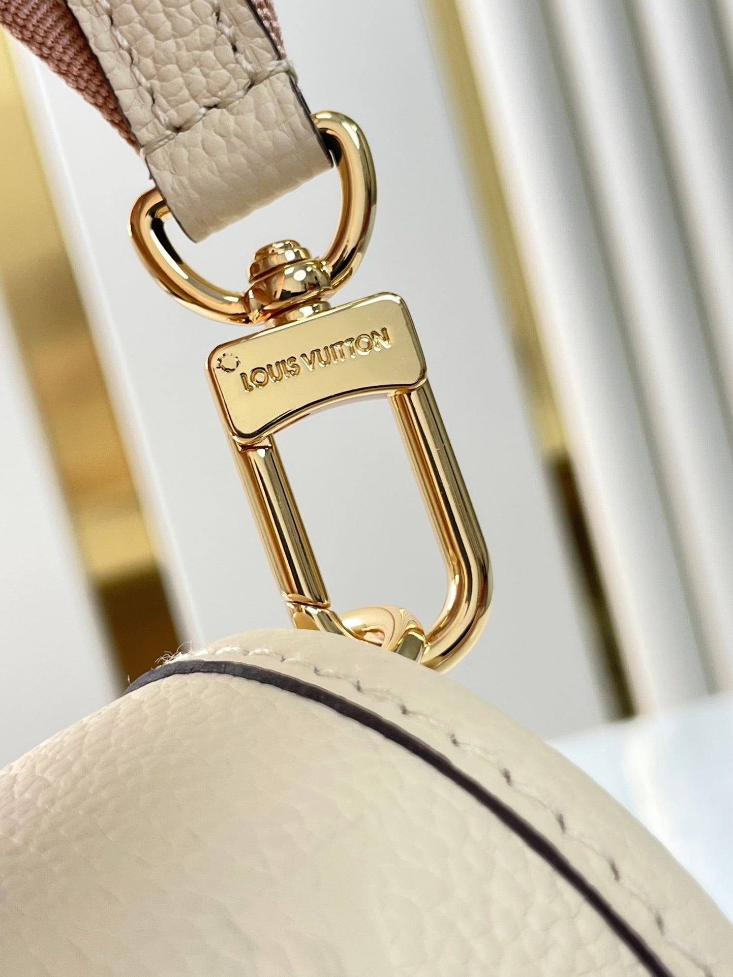 DIANE 23 EN CUIR EMPREINTE MONOGRAMME CRÈME