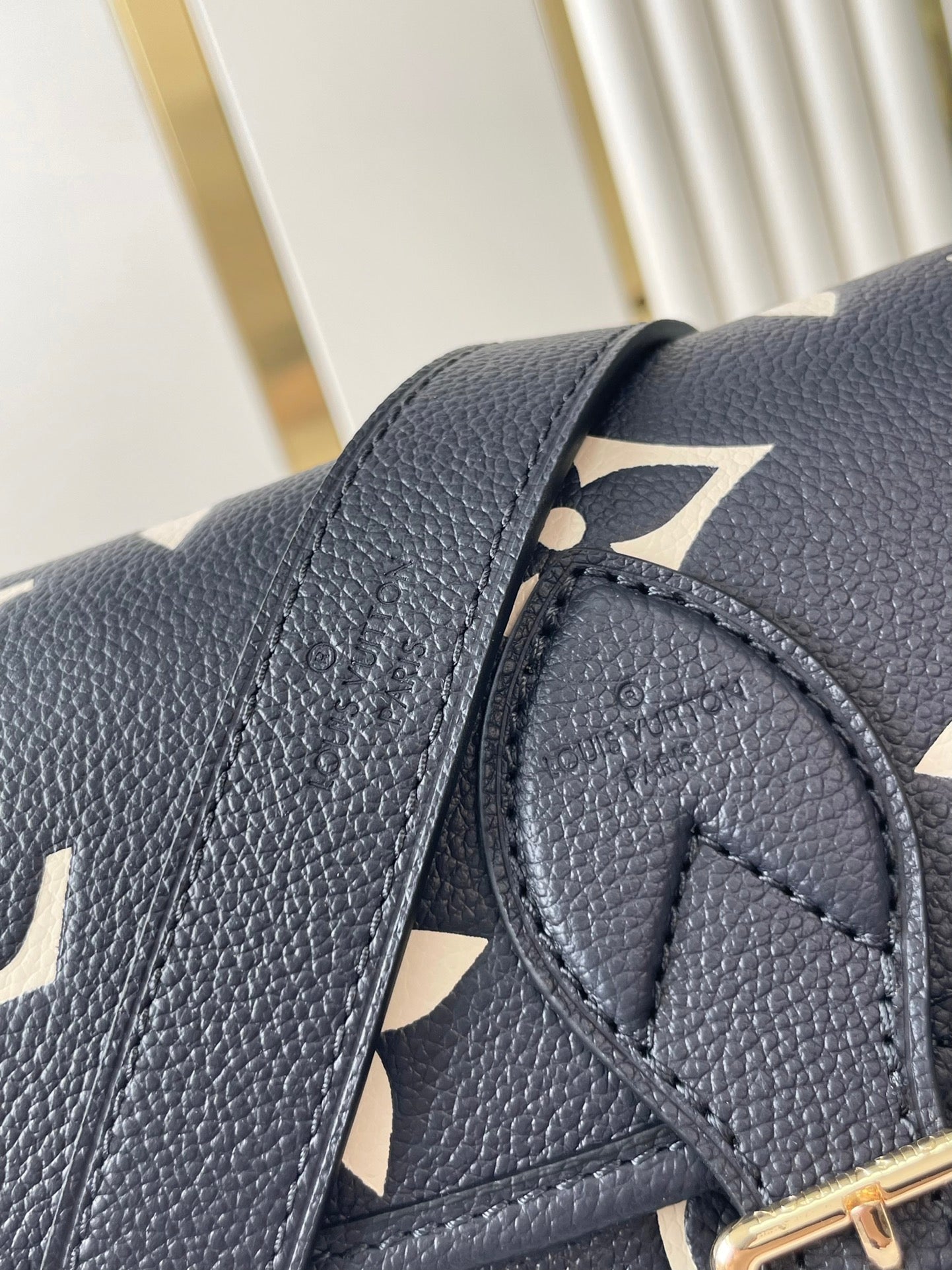 DIANE 23 EN CUIR EMPREINTE MONOGRAMME BLEU MARINE FONCÉ CRÈME