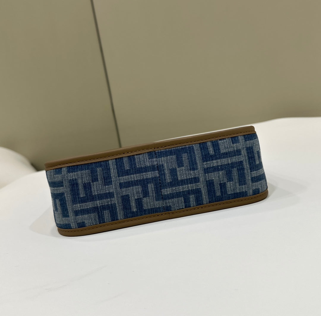 Sac Fendi Medium 27 en denim monogrammé bleu véritable, accessoires dorés