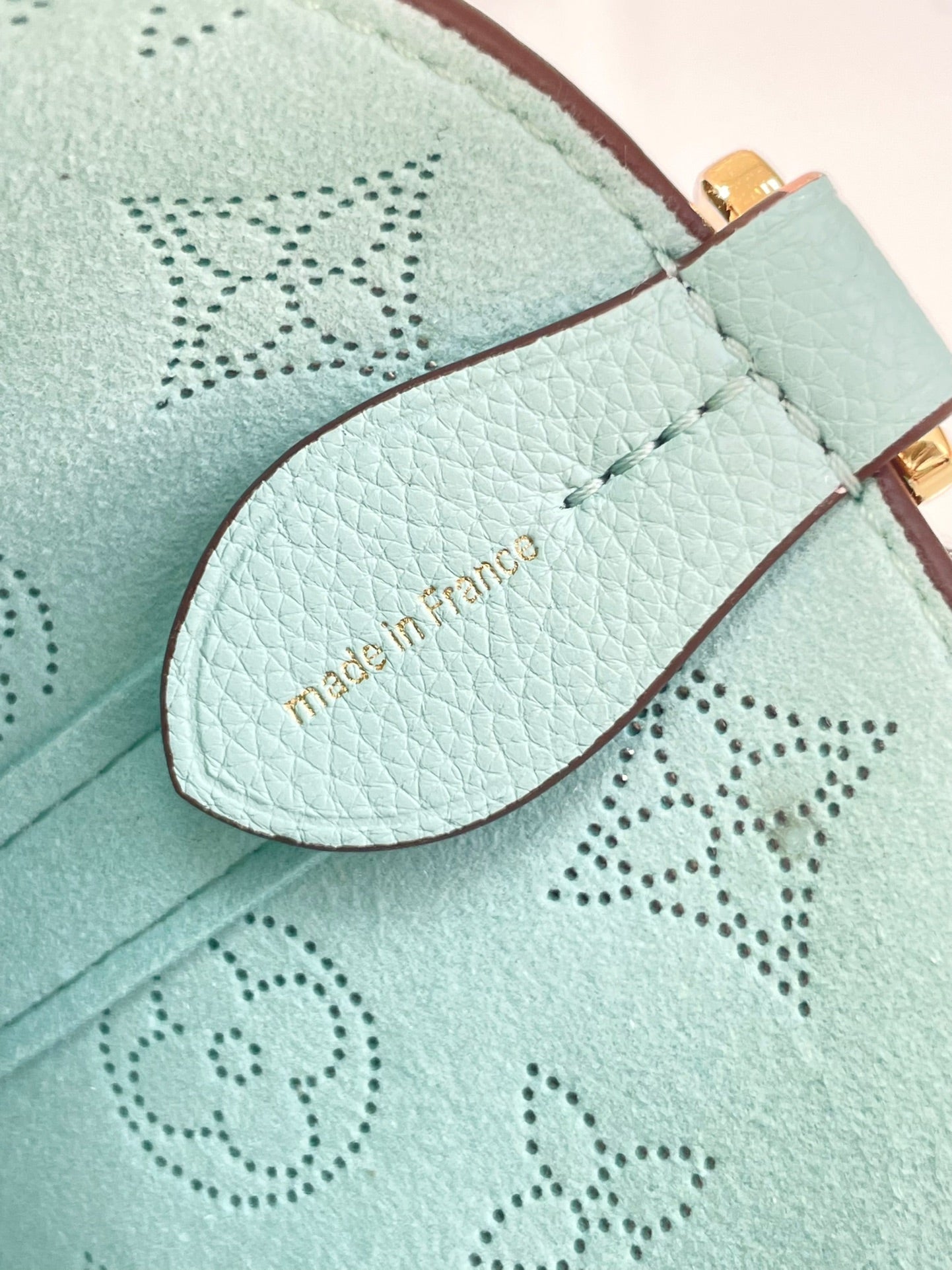 BLOSSOM PM 20 EN CUIR DE VEAU PERFORÉ MONOGRAMME BLEU CIEL