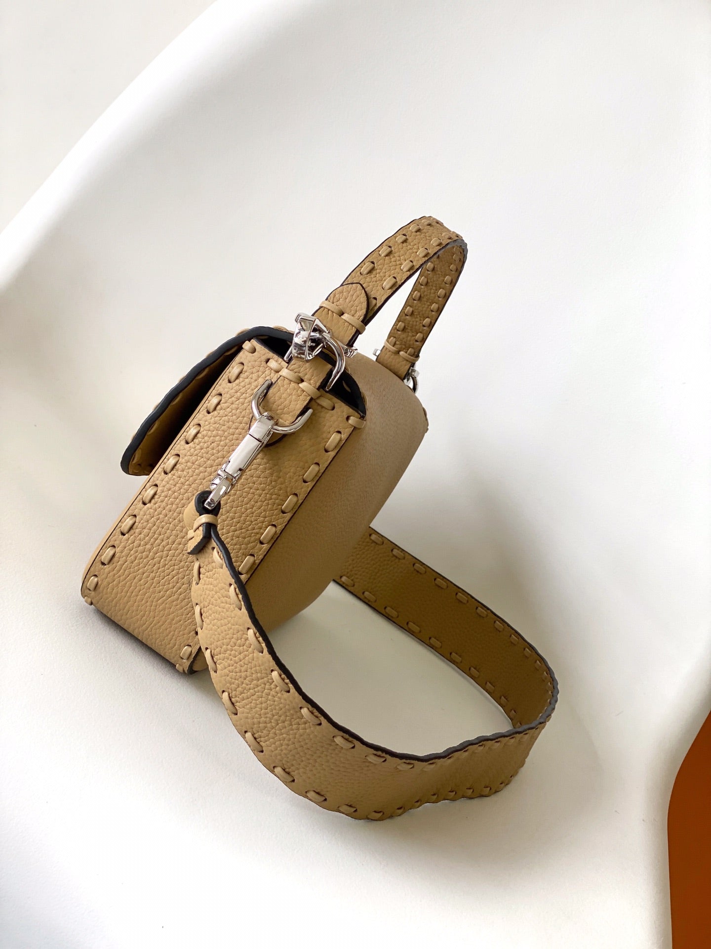 Sac Fend Baguette 27 en cuir de veau marron clair