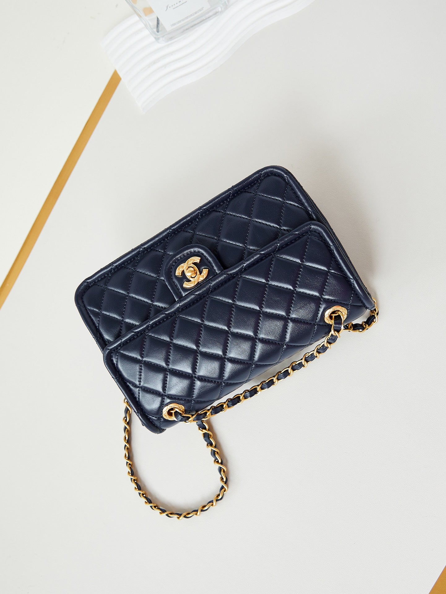 Sac à rabat moyen 24s 25 cm en cuir de veau bleu foncé avec accessoires dorés