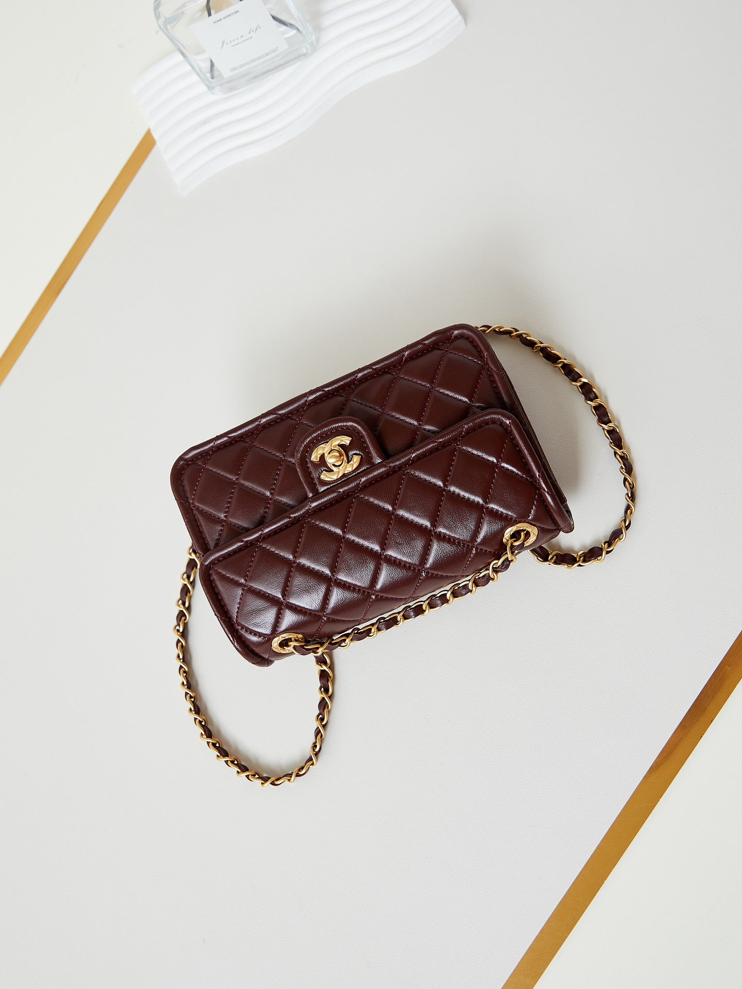 Petit sac à rabat 24s 23 cm en cuir de veau bordeaux et accessoires dorés