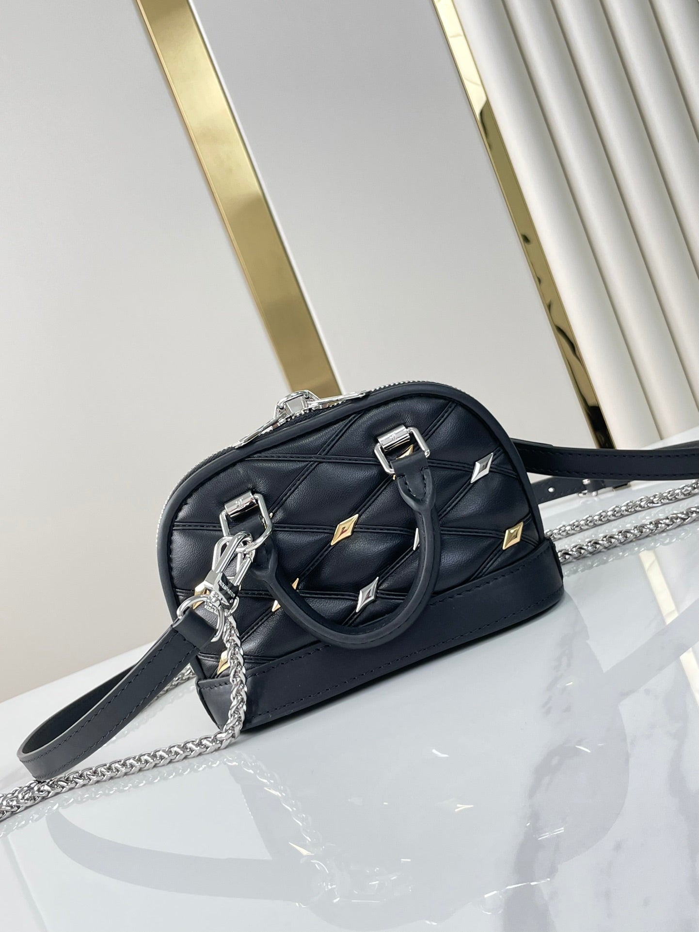 NANO ALMA 18 EN CUIR D'AGNEAU MATELASSÉ NOIR, QUINCAILLERIE OR ET ARGENT