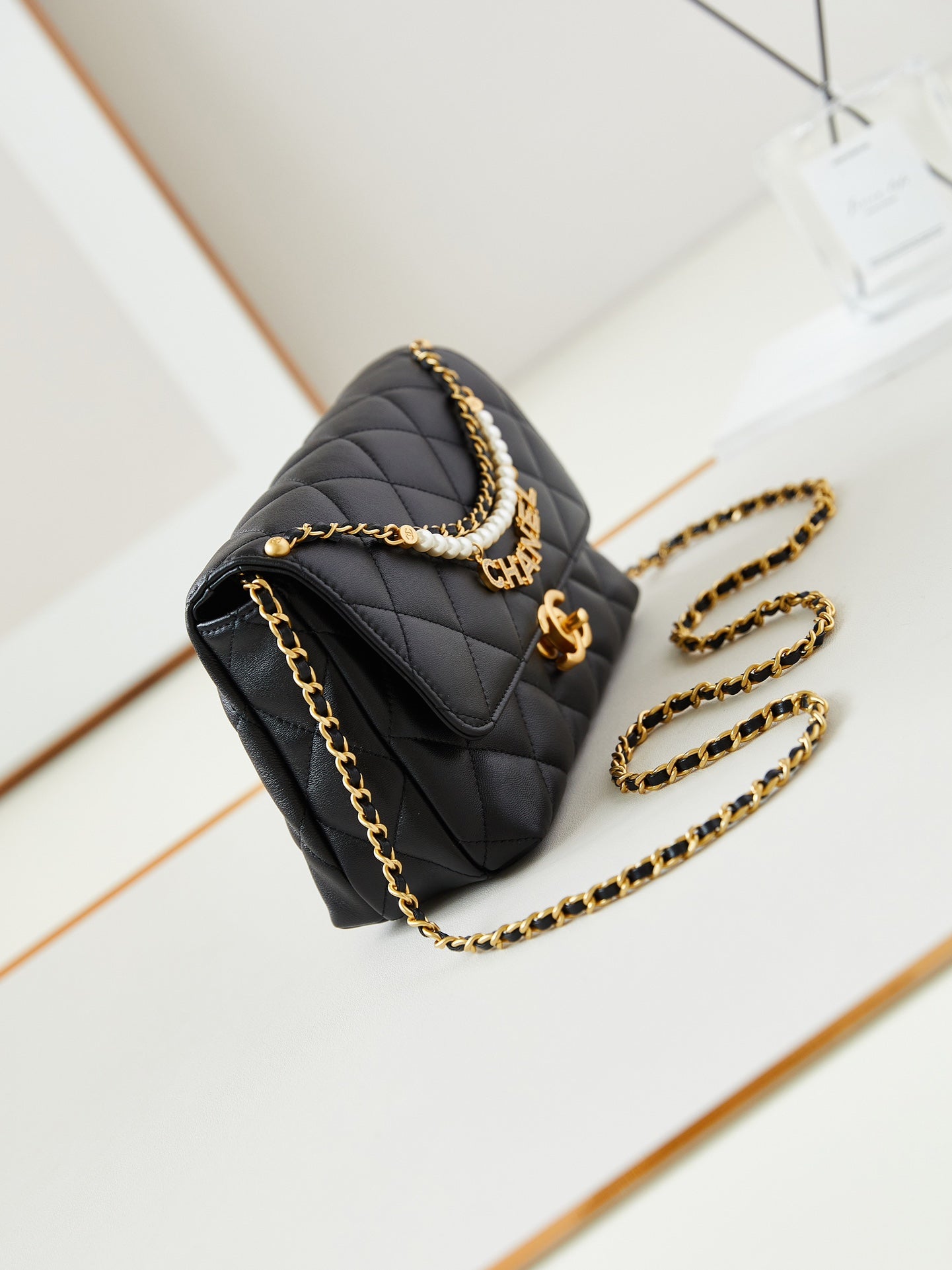 24a petit sac à rabat 23cm en cuir d'agneau noir perle et accessoires dorés