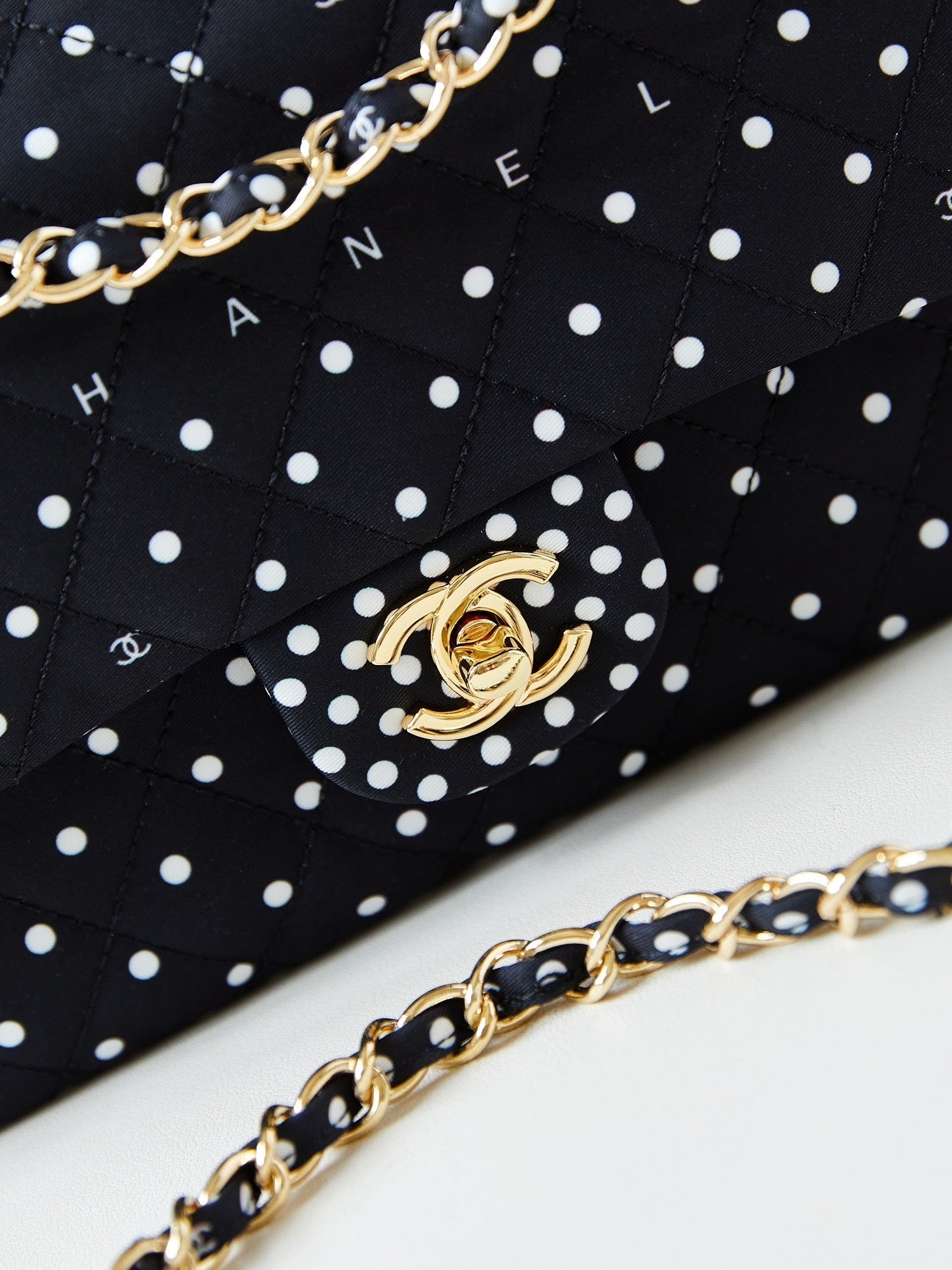 Sac à rabat moyen 24p 25cm toile noire à pois blancs