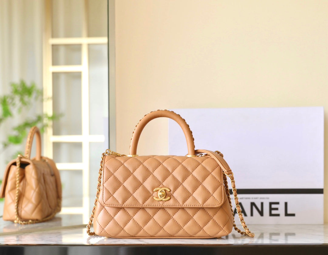 Sac à rabat avec anse en coco 24 cm en cuir caviar matelassé marron