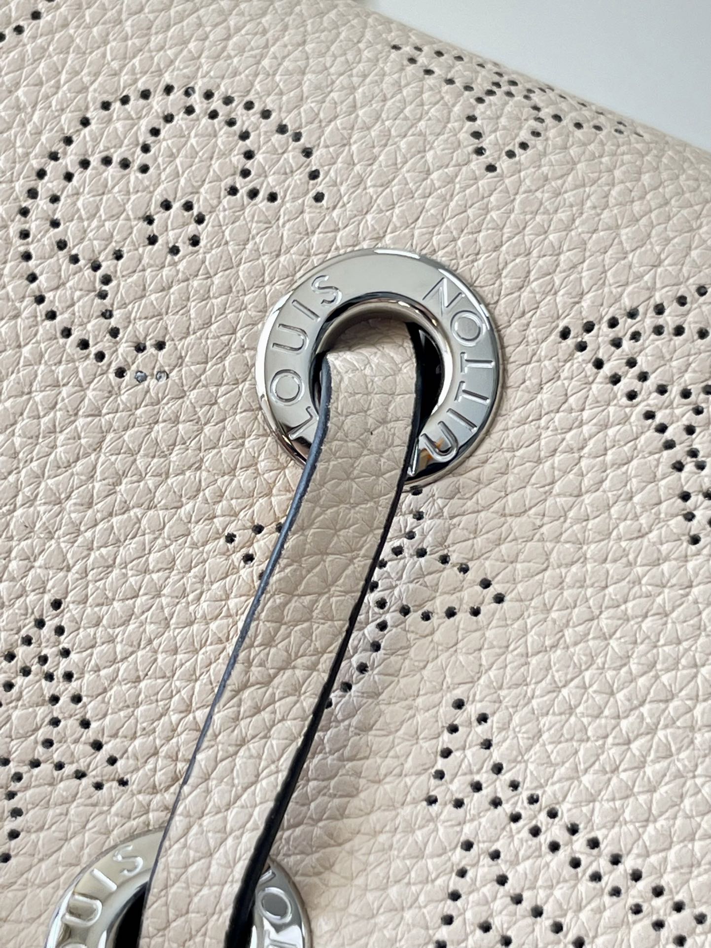 BELLA 22 EN CUIR DE VEAU PERFORÉ MONOGRAMME BEIGE, QUINCAILLERIE ARGENTÉE