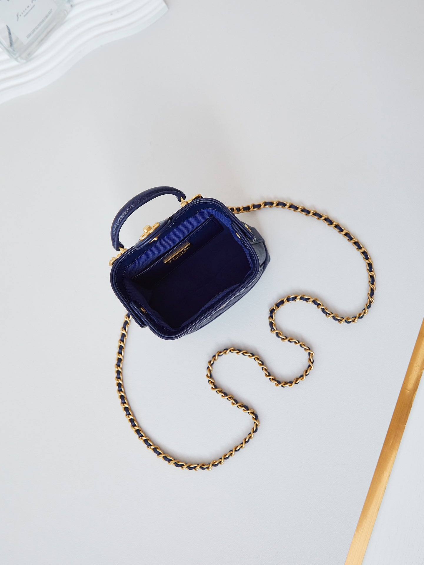 Mini poignée supérieure CC 24A 13 cm en cuir ciré bleu nuit, accessoires dorés 238459
