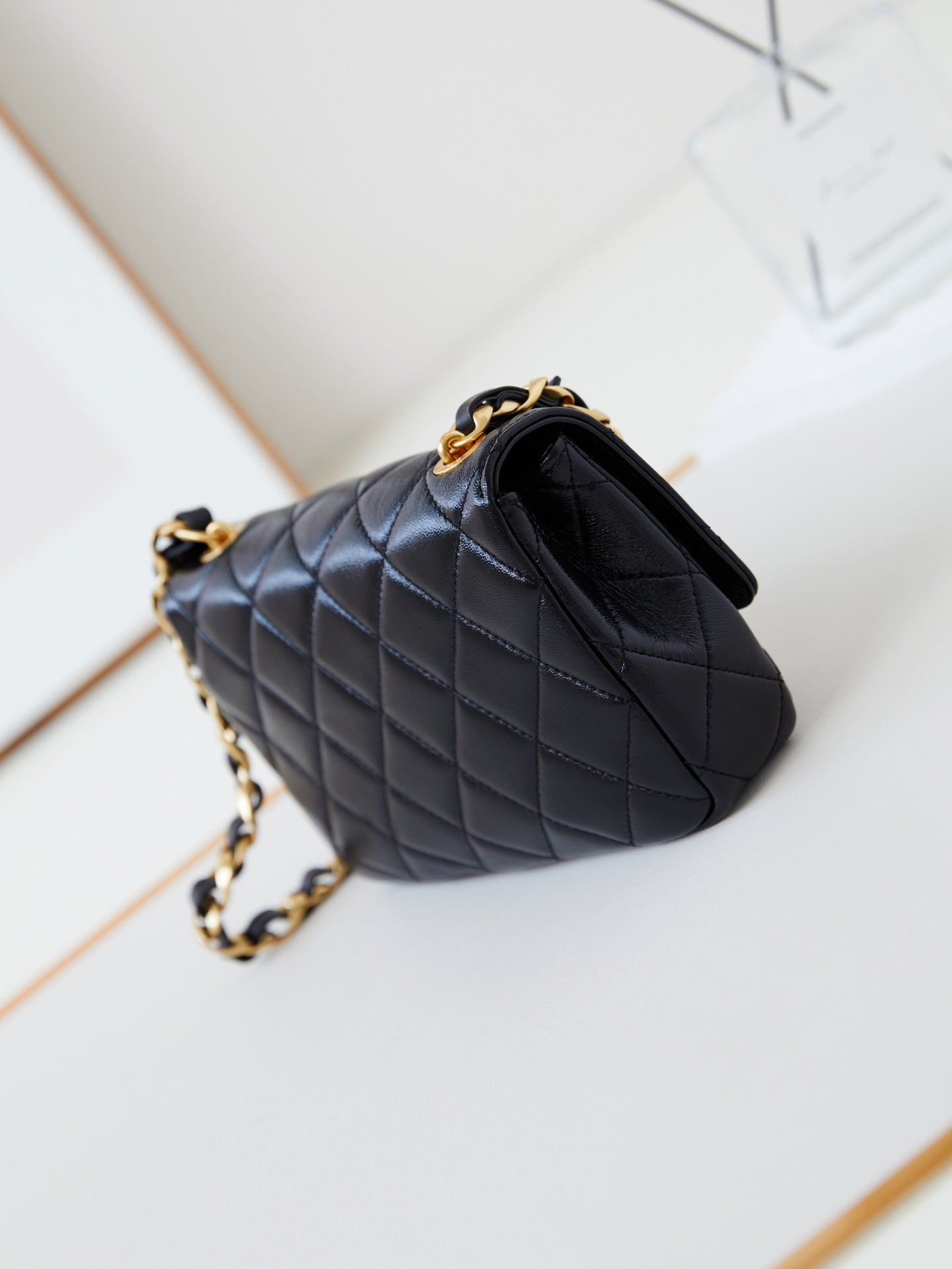 Mini sac à rabat CC 24B 20 cm en cuir d'agneau noir et accessoires dorés
