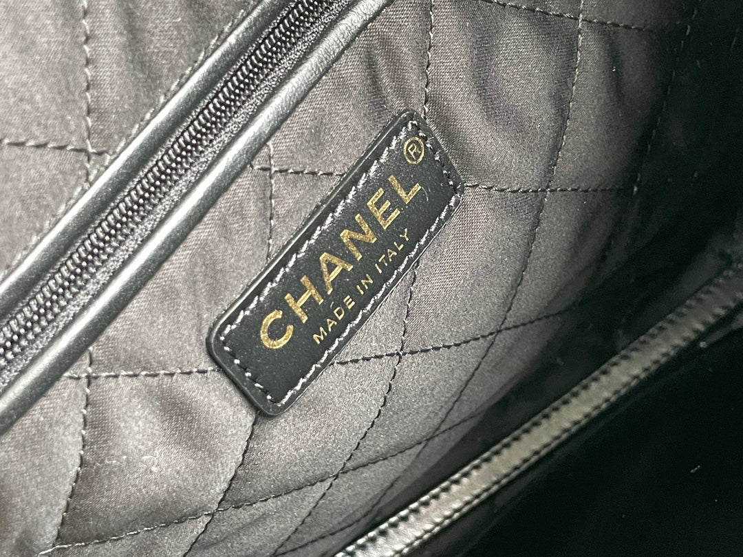 Sac Hobo 24B CC 22 35 cm en cuir d'agneau noir et accessoires dorés
