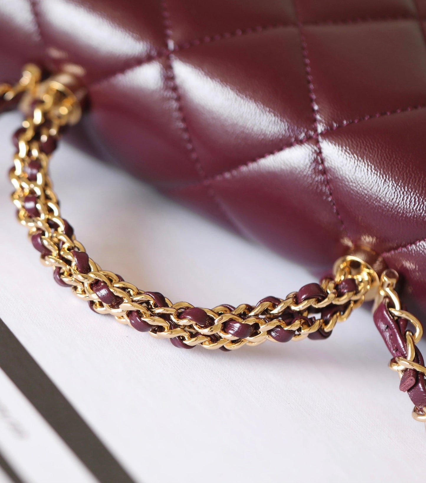 Mini sac à rabat 24B avec poignée supérieure 19 cm en cuir d'agneau bordeaux