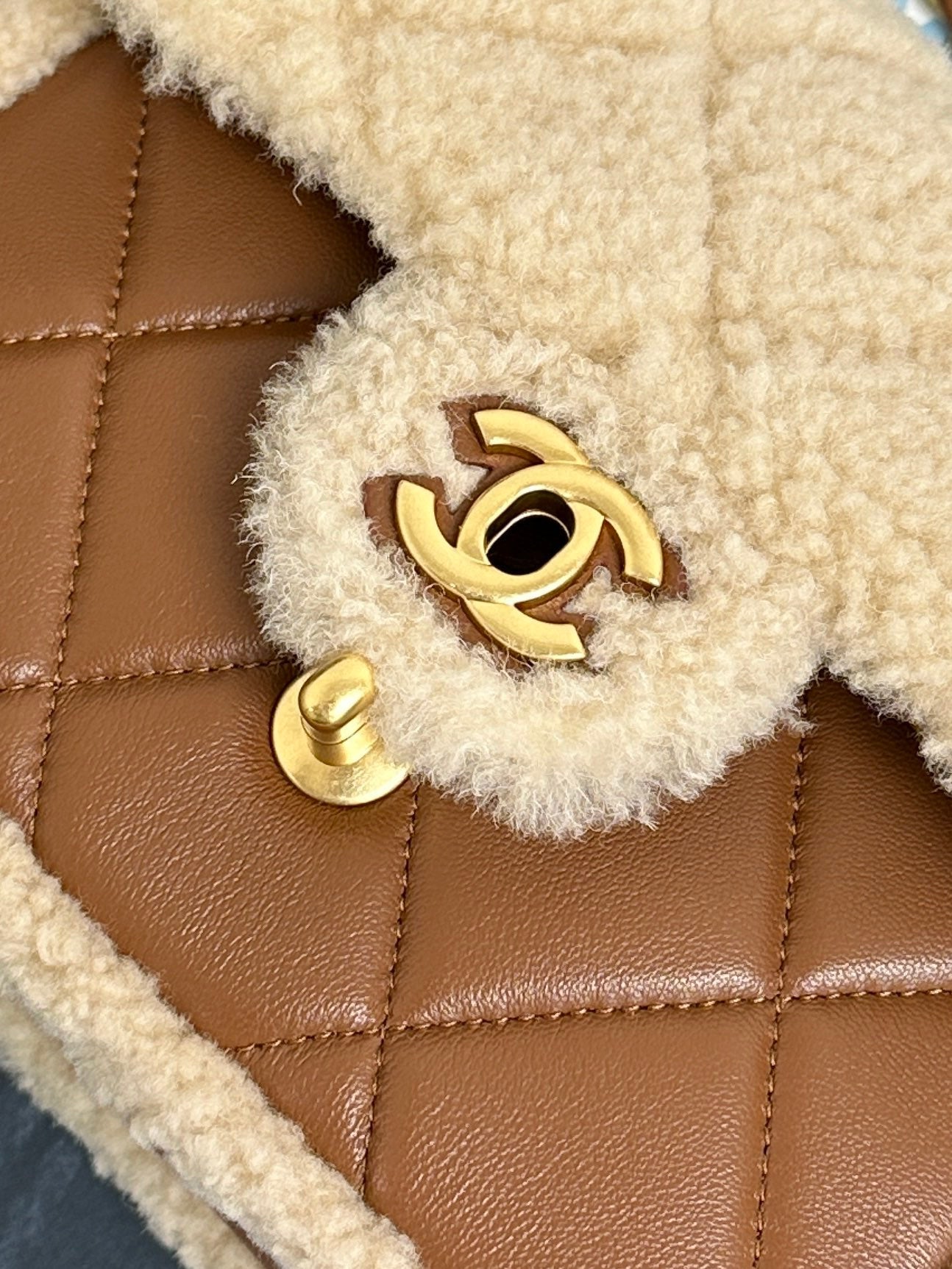 Mini sac à rabat 18 cm en cuir d'agneau sherling beige et marron, accessoires dorés