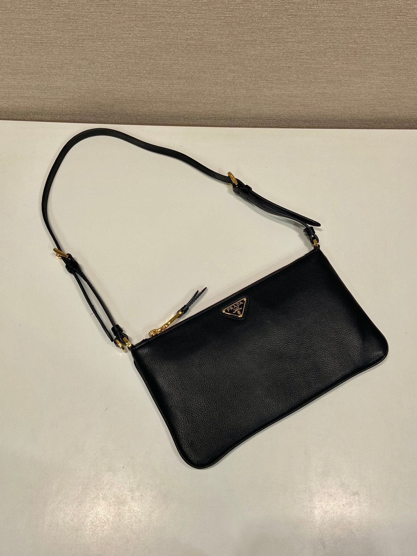 Sac bandoulière 24 pouces avec logo triangulaire en cuir de veau lisse noir