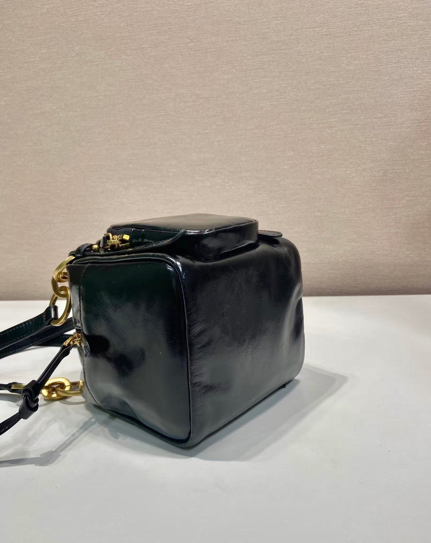小さな長方形バッグ 14インチ ブラック オイルワックス ラムスキン ゴールド金具