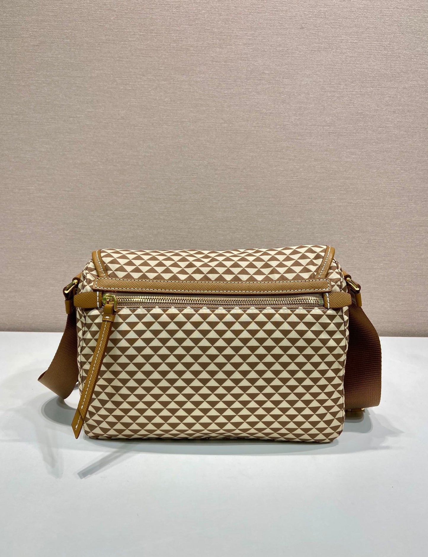 SAC MESSAGER 25 EN TISSU BRODÉ À MOTIF TRIANGLE MARRON MIX CRÈME