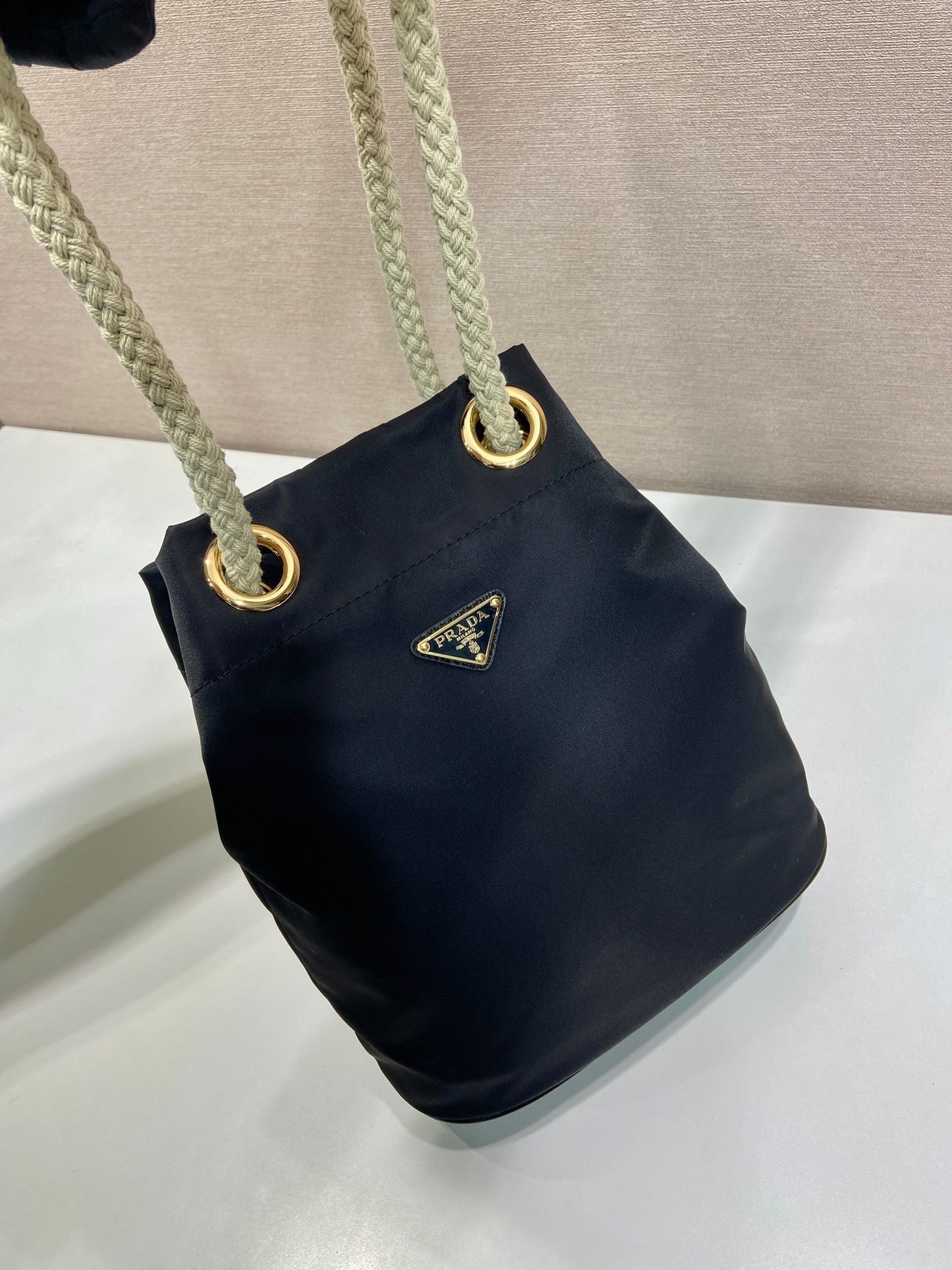 バケットバッグ 28インチ ブラック RE-NYLON ゴールドロゴ