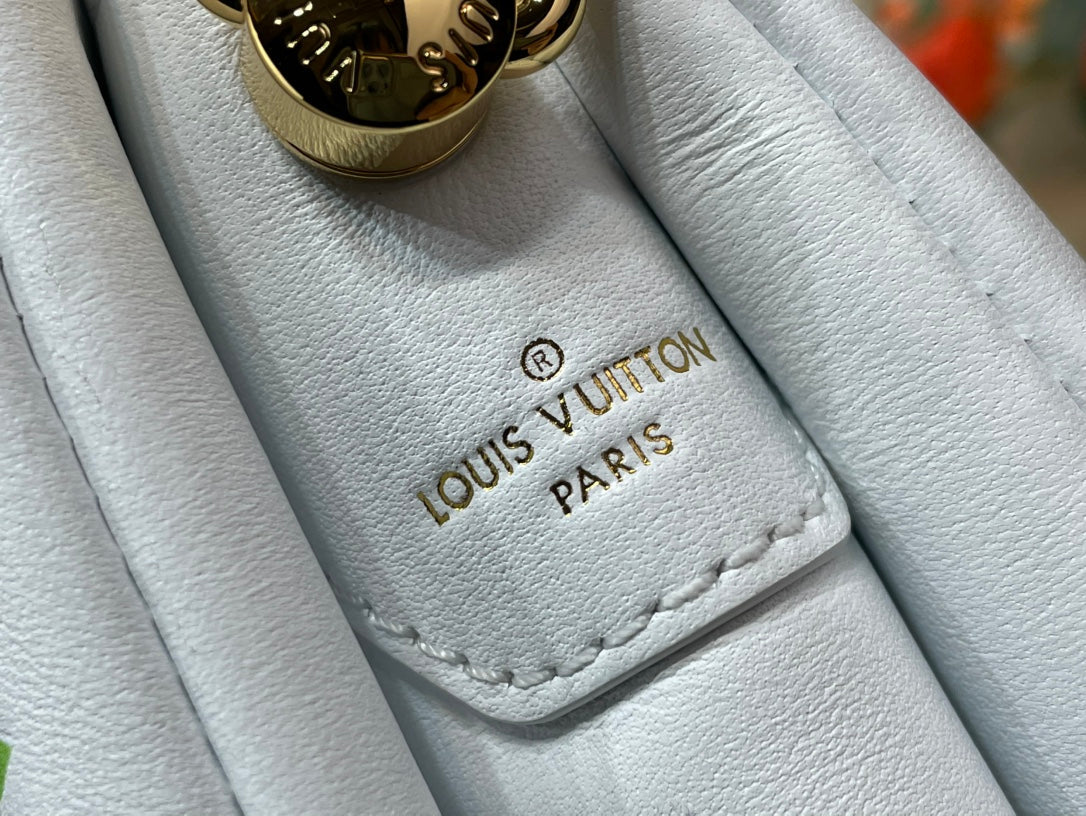 LV x TM Coussin BB 21 cm en cuir d'agneau blanc multicolore avec monogramme en relief