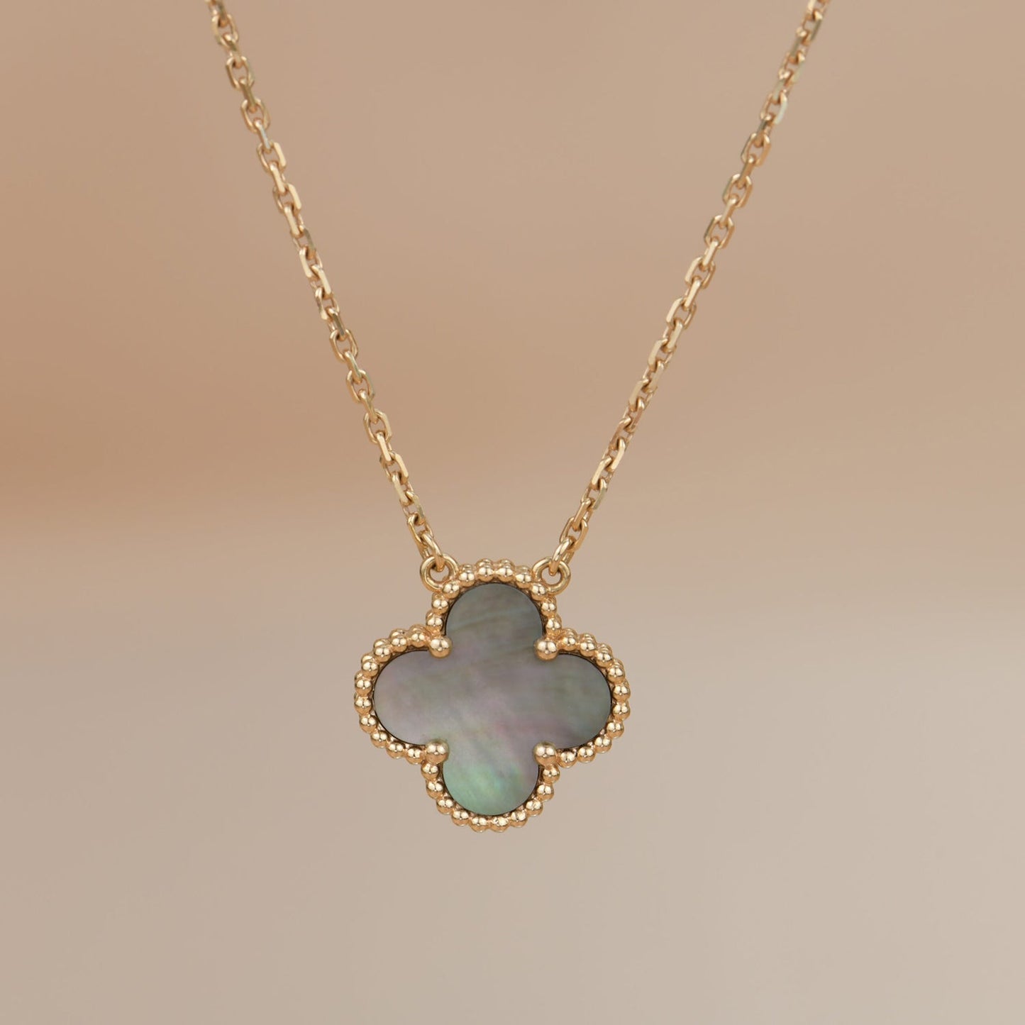 CLOVER 15MM GRAY MOTHER OF PEARL NECKLACE