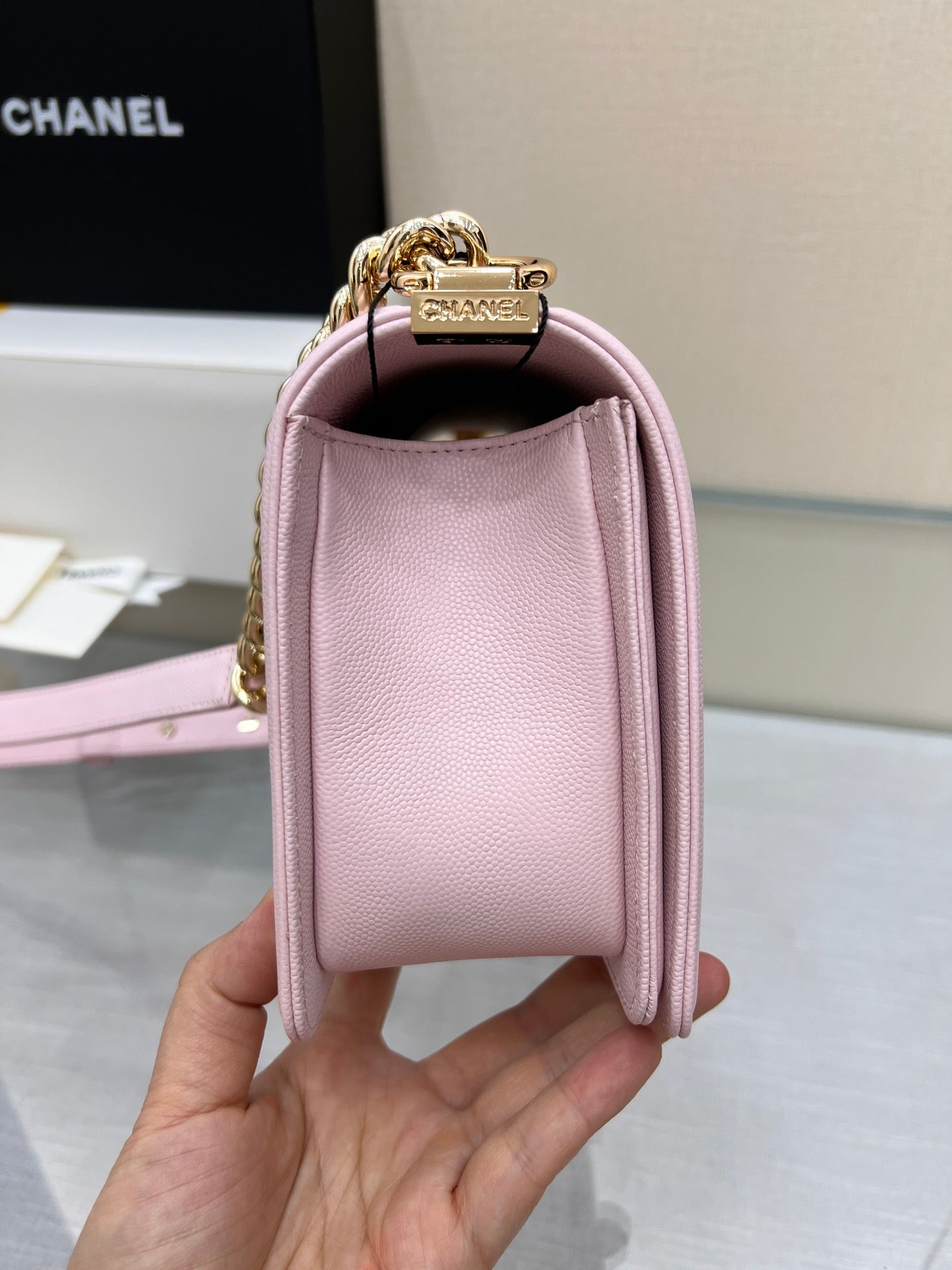 SAC GARÇON MOYEN 25 ROSE CLAIR CAVIAR QUINCAILLERIE OR