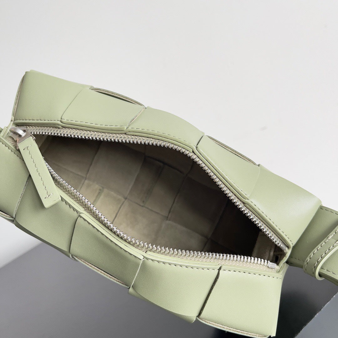 BV スモールブリック 24cm ライトグリーン ラムスキン