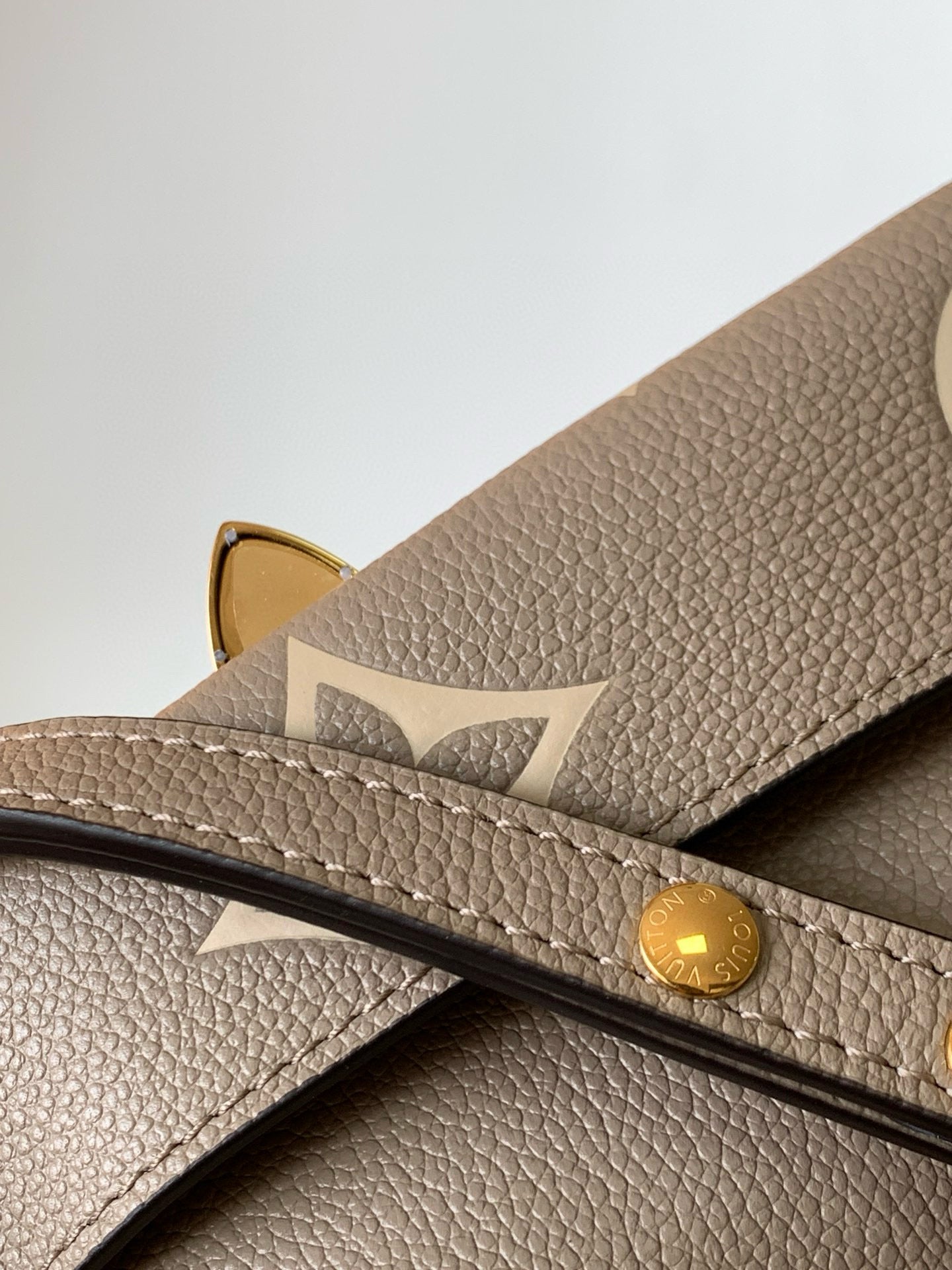 お気に入り24 ダブクリームバイオカラーモノグラムアンプラントレザー