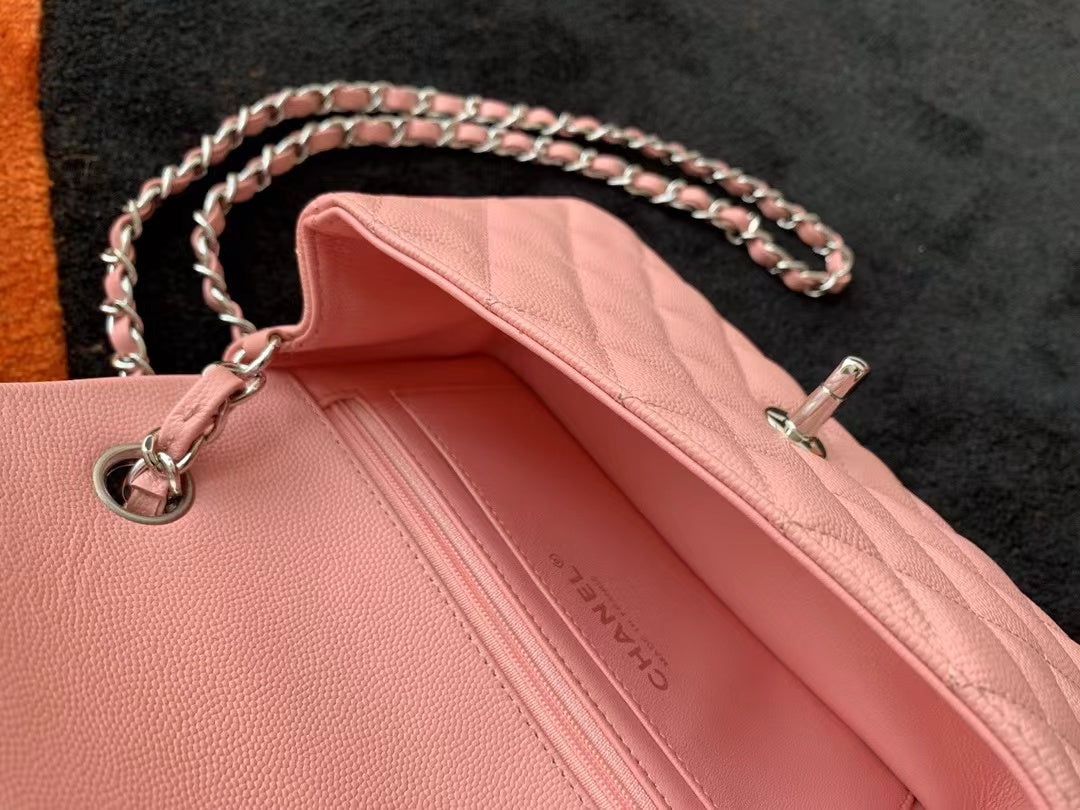 Mini sac à rabat 20 cm en cuir caviar rose et accessoires argentés