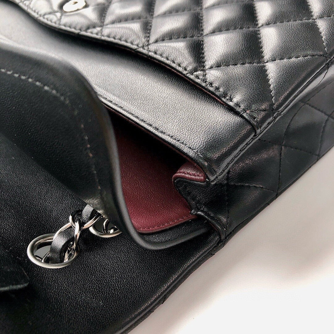 CLASSIC FLAP 25 CUIR D'AGNEAU NOIR QUINCAILLERIE ARGENTÉE