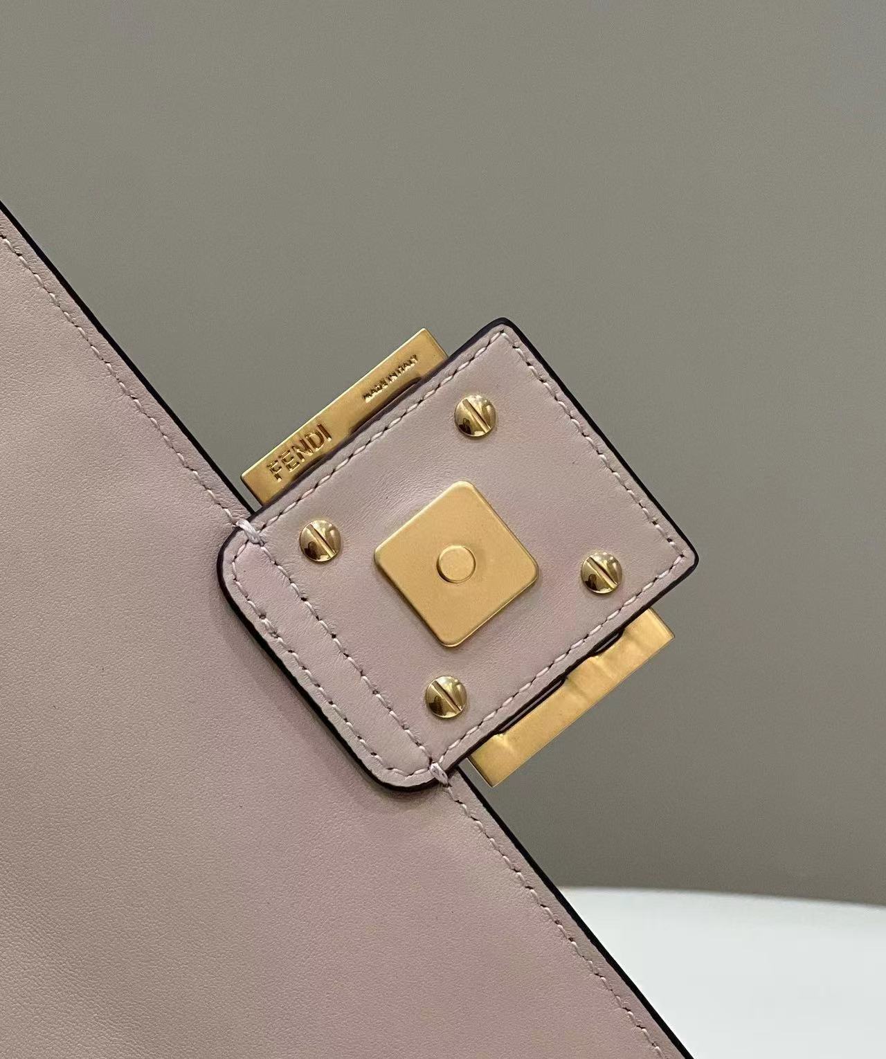 Baguette 27 cm en cuir d'agneau beige avec accessoires dorés